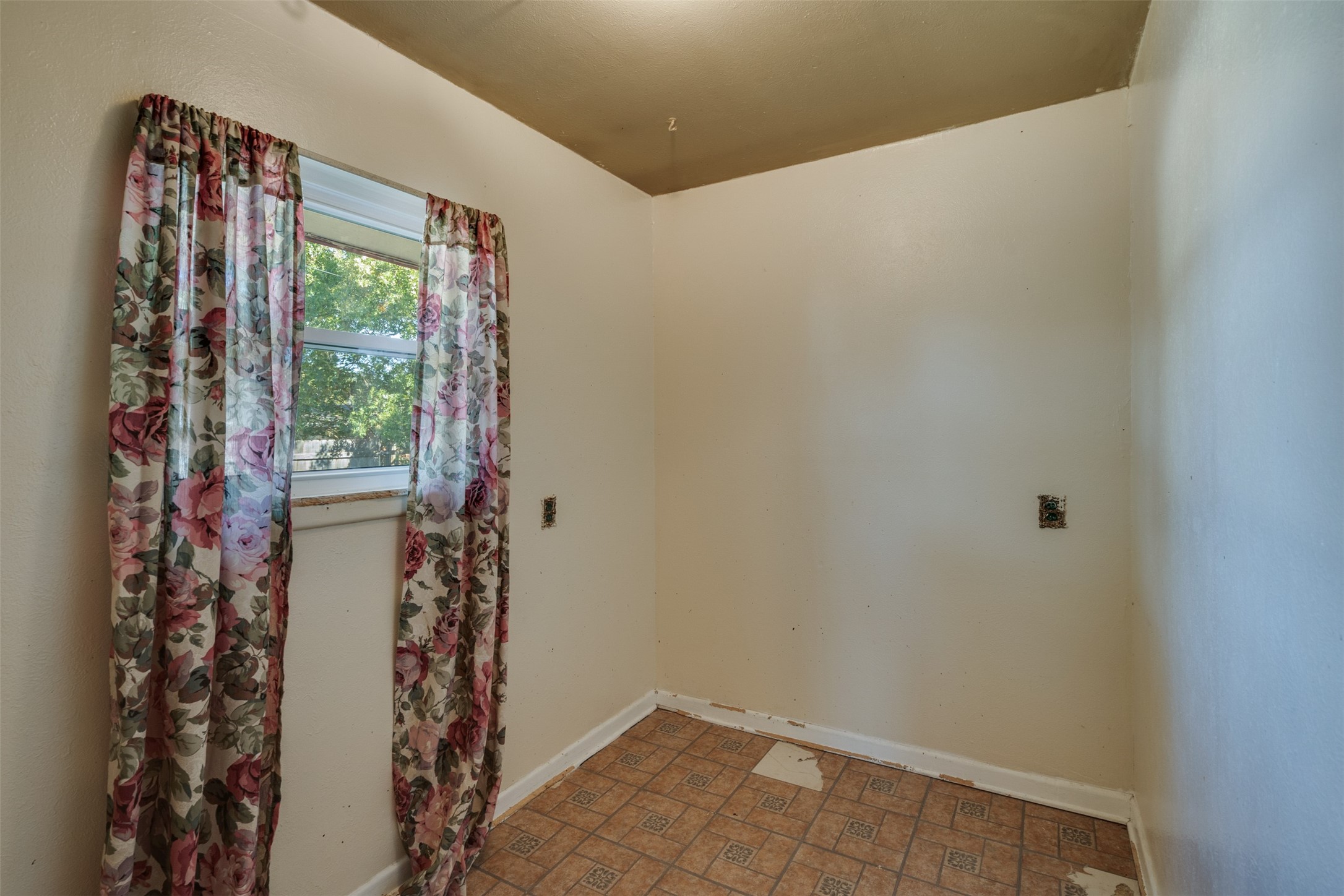 501 S Hilltop Street Burkburnett TX 76354