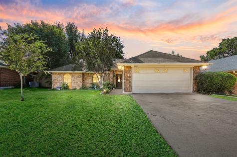 2122 Turf Club Drive Arlington TX 76017