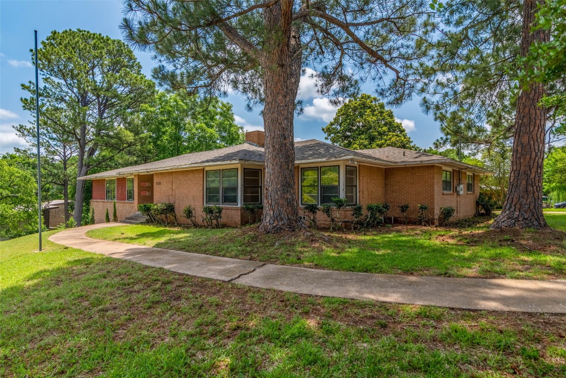 1430 W Hull Street Denison TX 75020