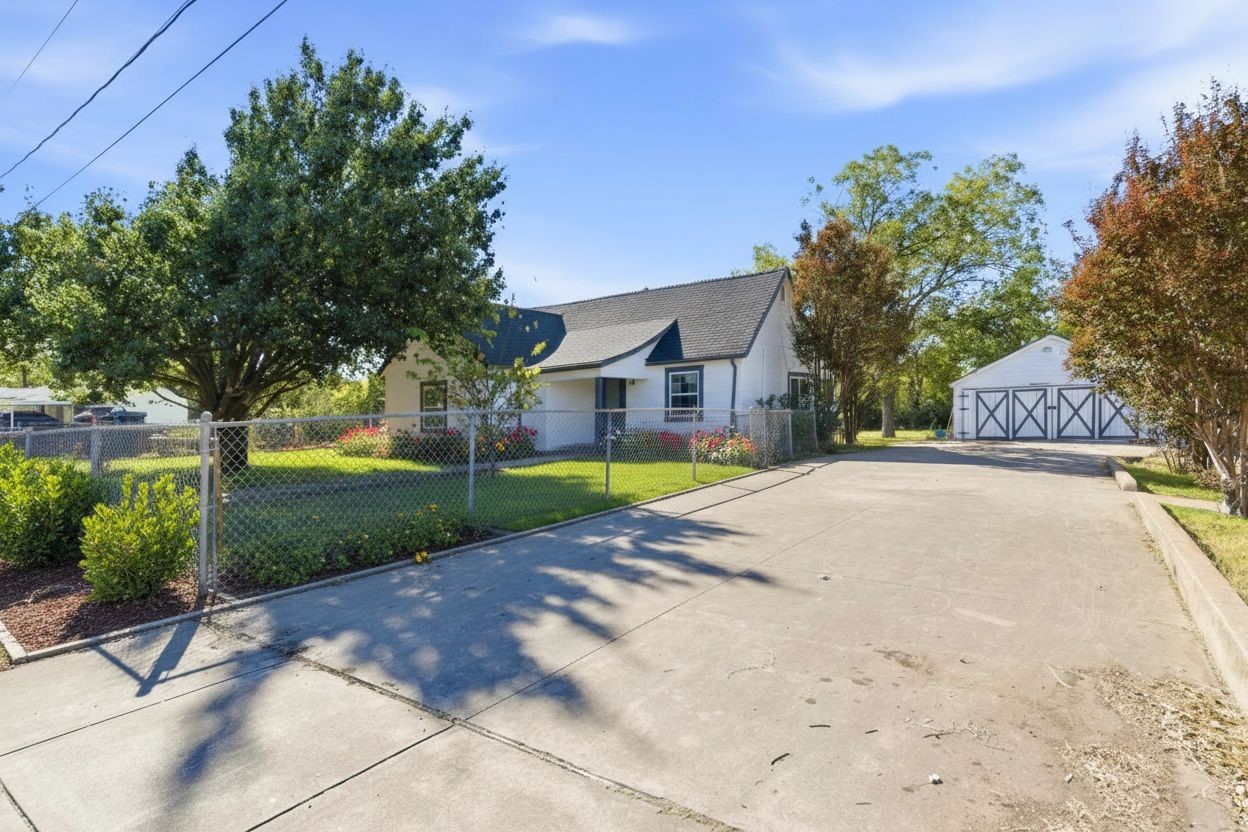 3229 Meadow Oaks Drive Haltom City TX 76117