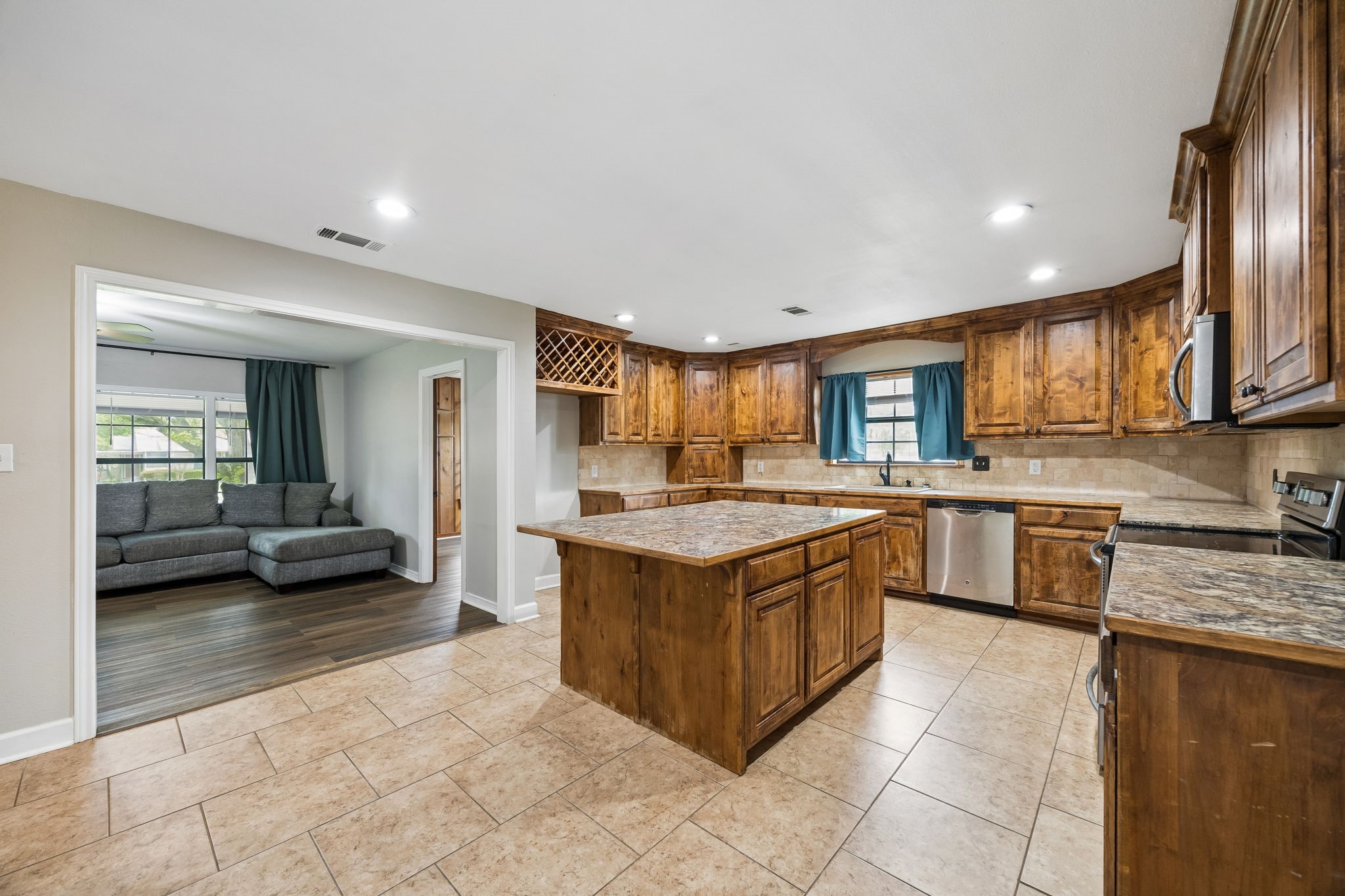 597 E Main Street Van TX 75790