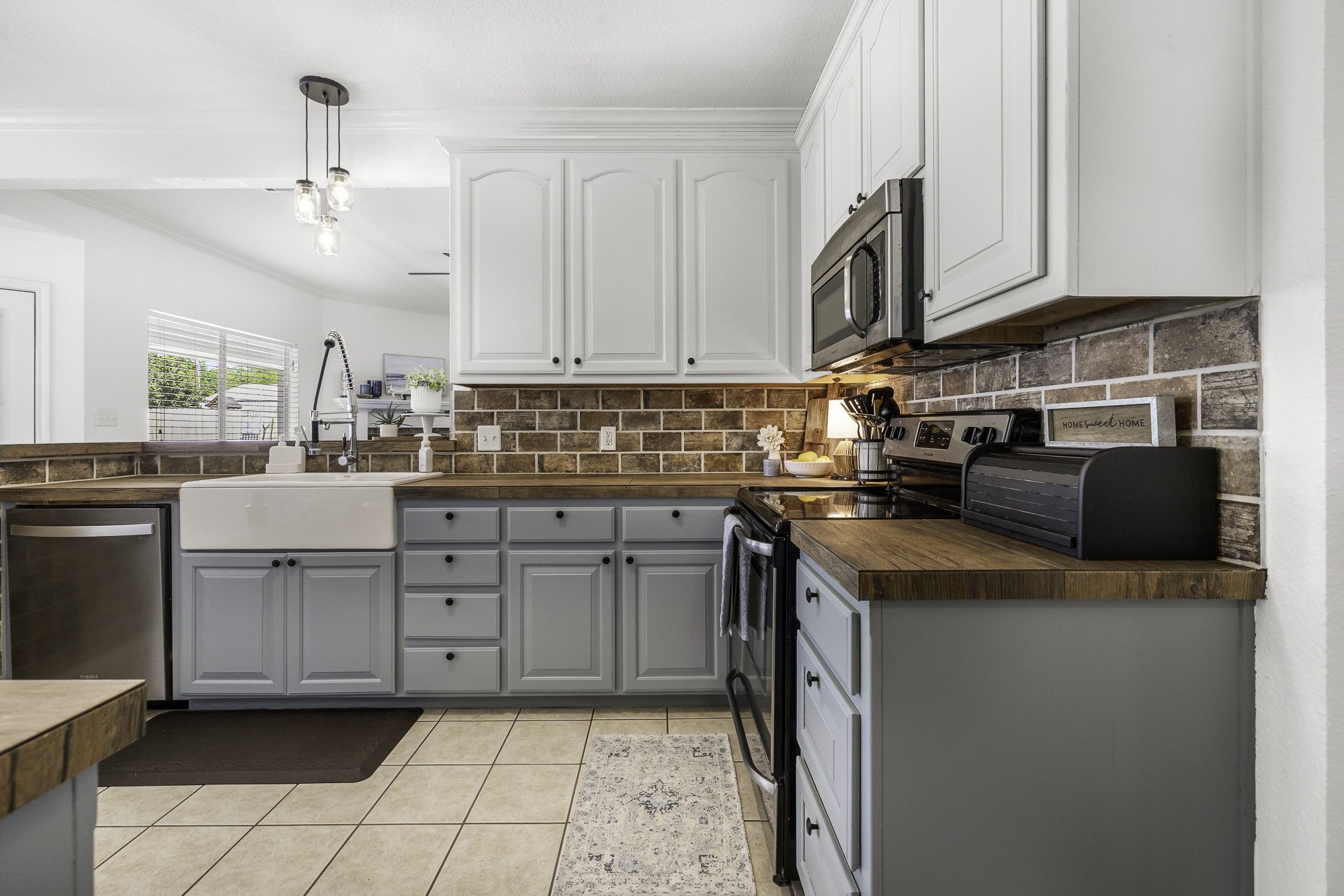 218 Granada Calle Street Granbury TX 76049