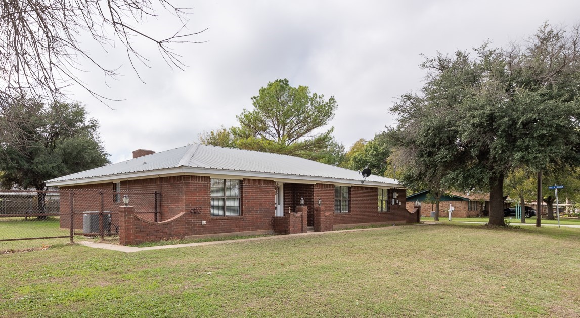 215 W Blanchard Street Henrietta TX 76365