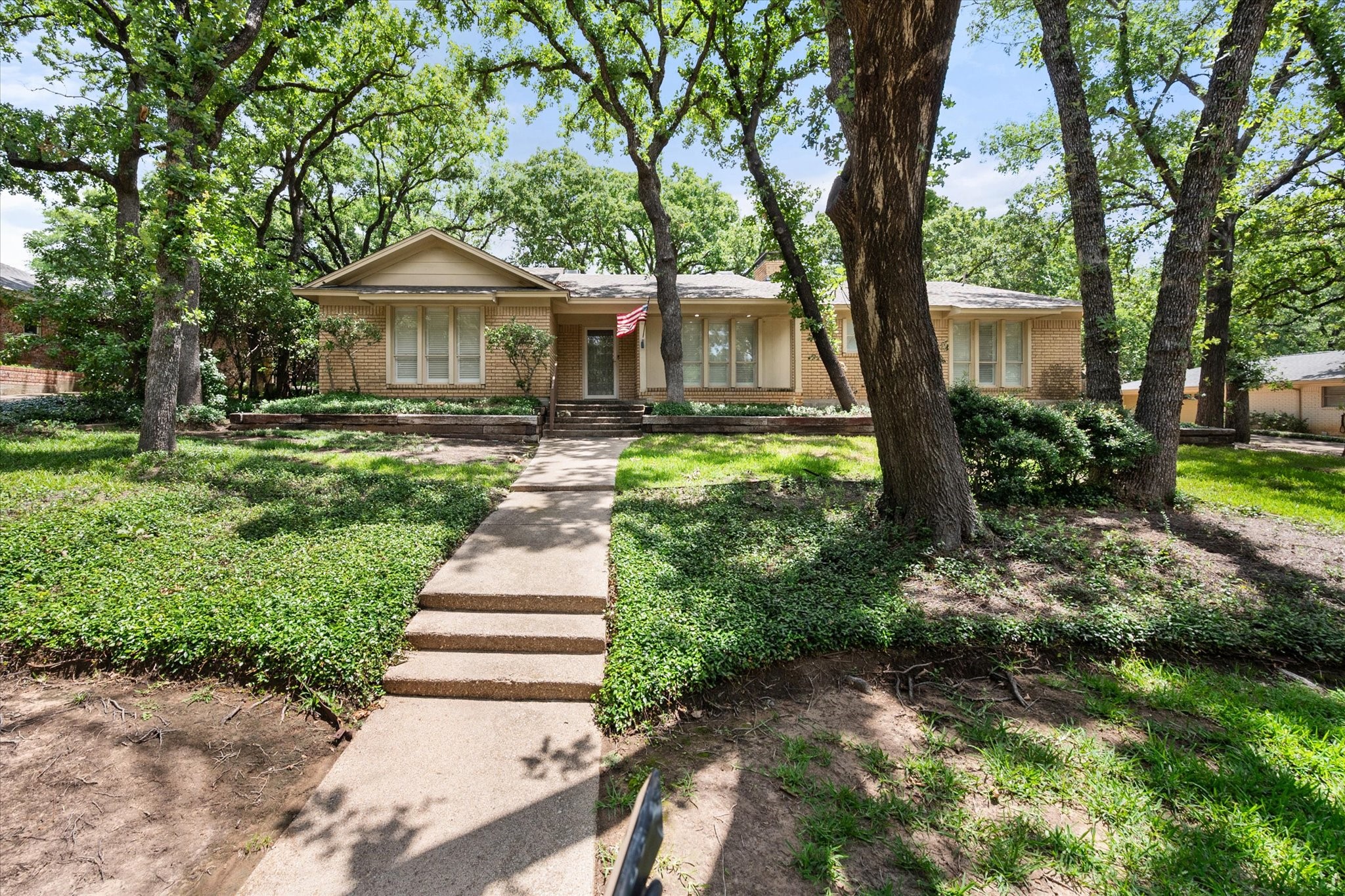 1809 Woodridge Drive Arlington TX 76013