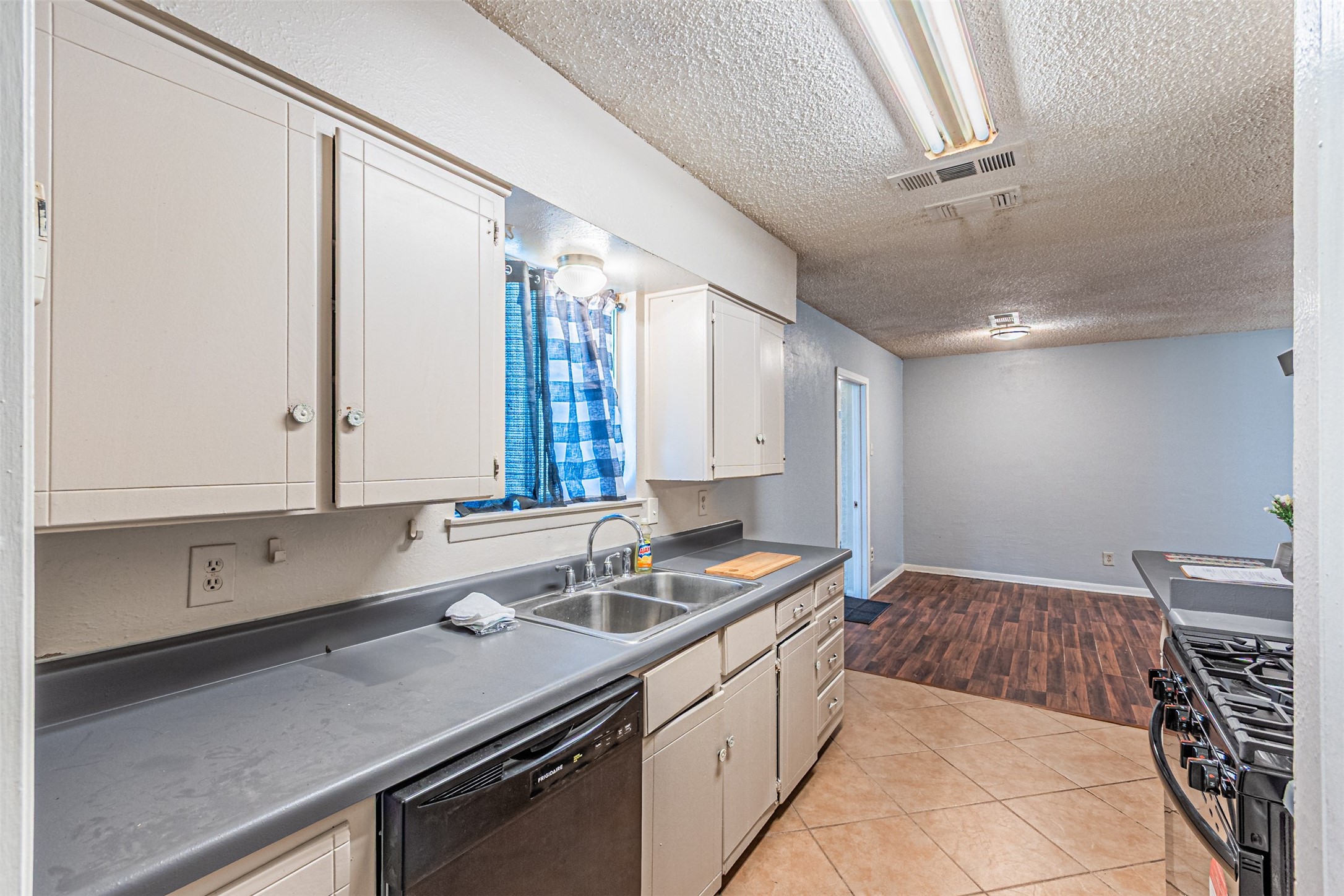 2009 Meadow Lark Lane Irving TX 75060