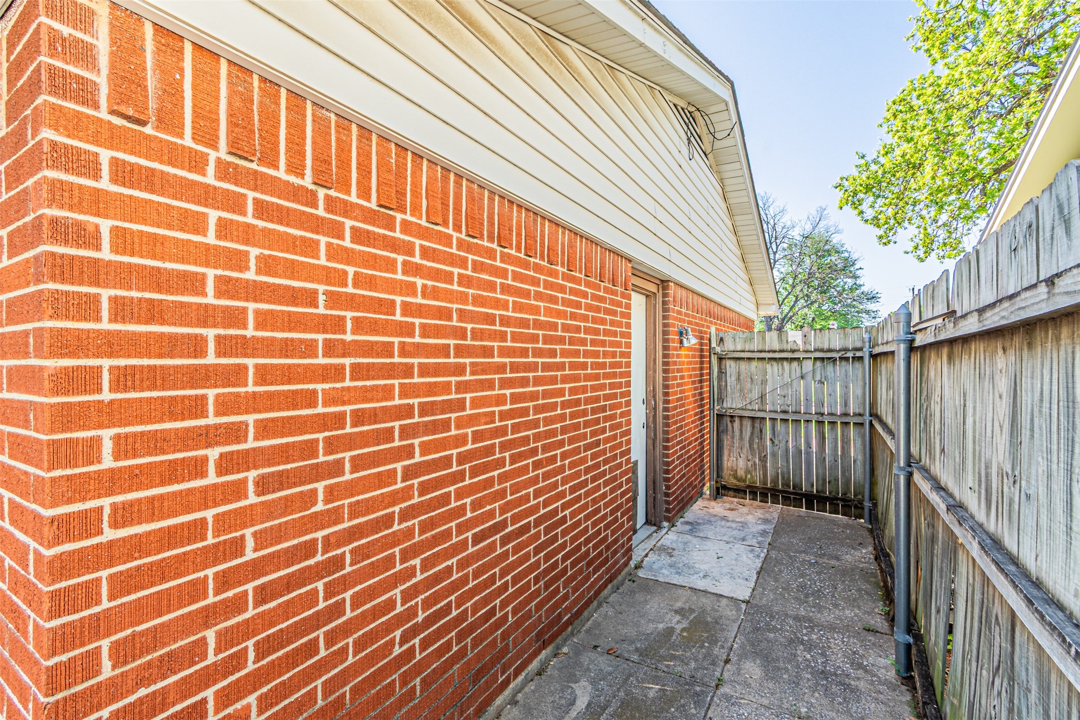 2009 Meadow Lark Lane Irving TX 75060
