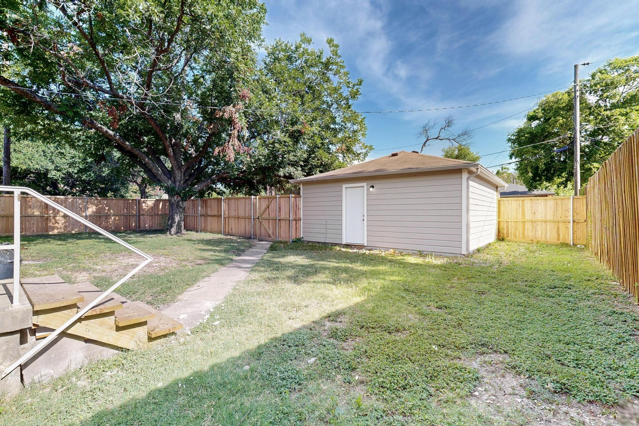 2404 Bentley Avenue Dallas TX 75211