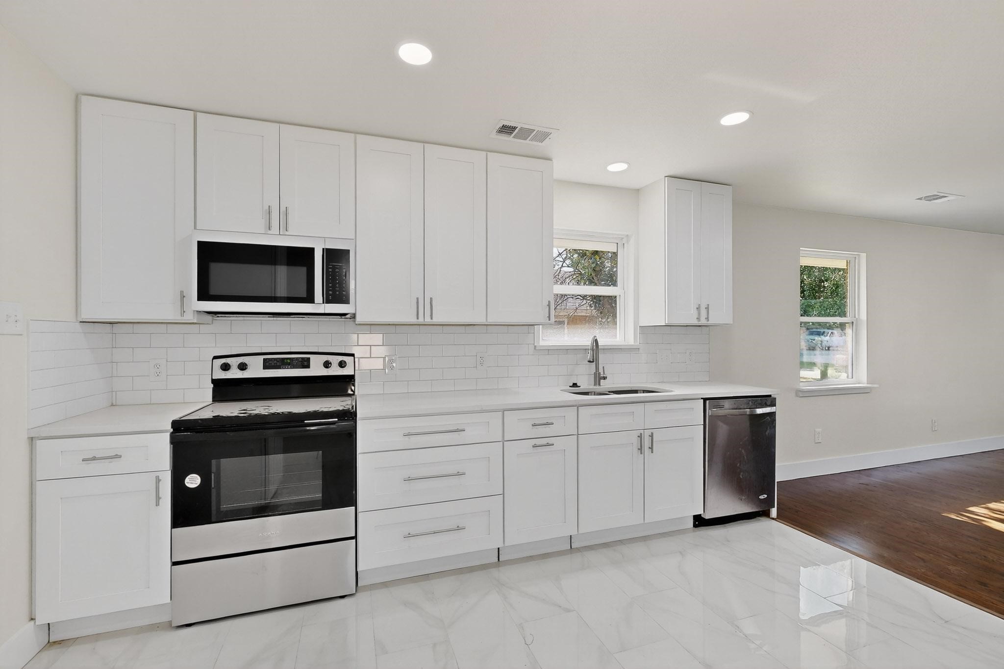 2404 Bentley Avenue Dallas TX 75211