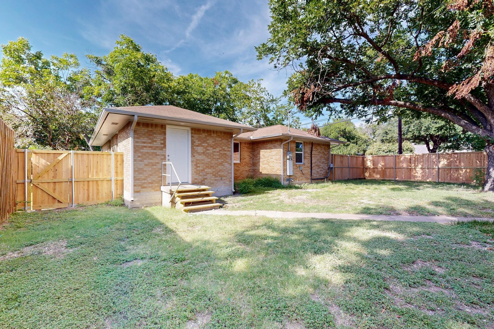 2404 Bentley Avenue Dallas TX 75211