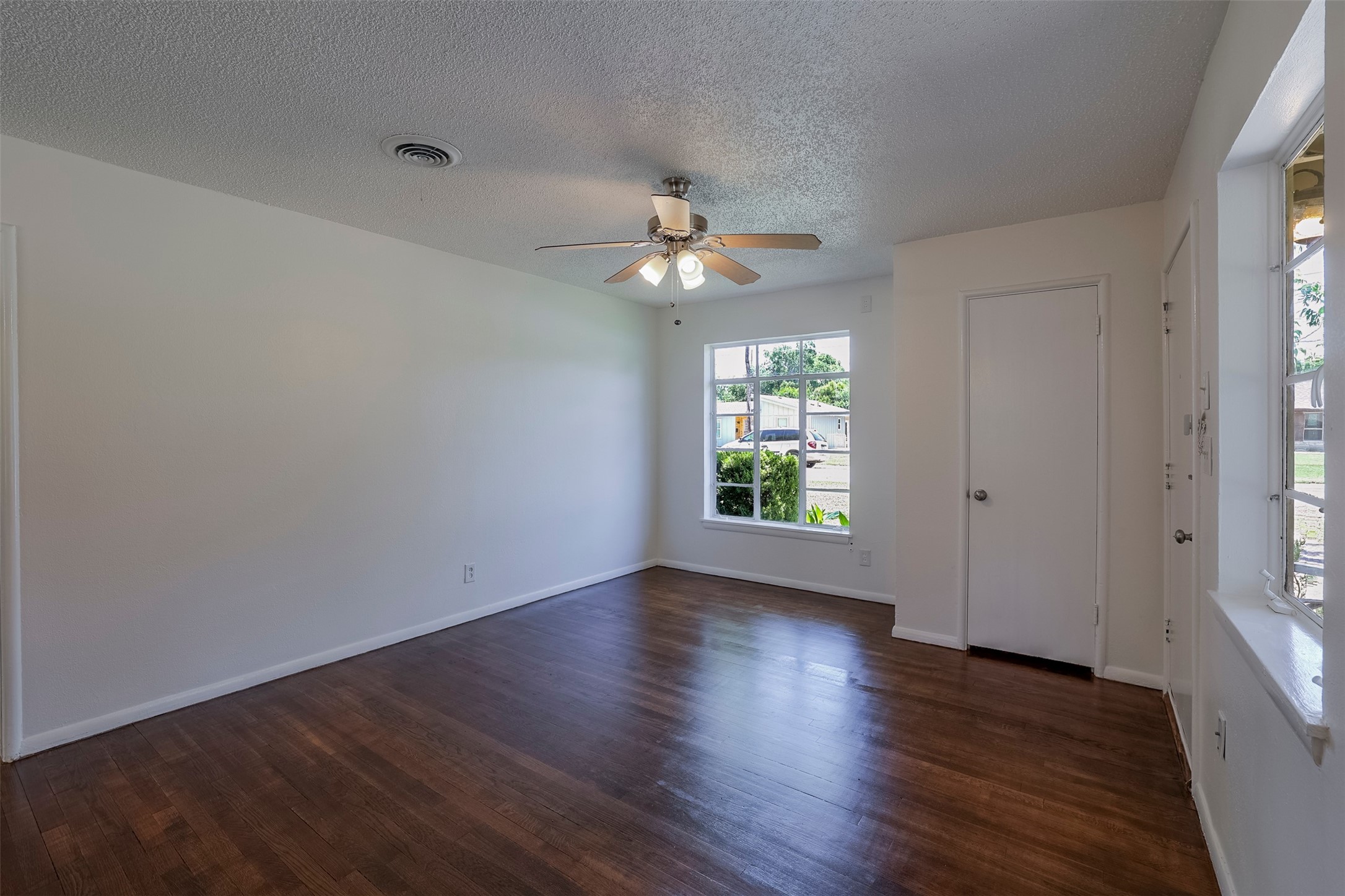 5312 Cahill Oval Street River Oaks TX 76114