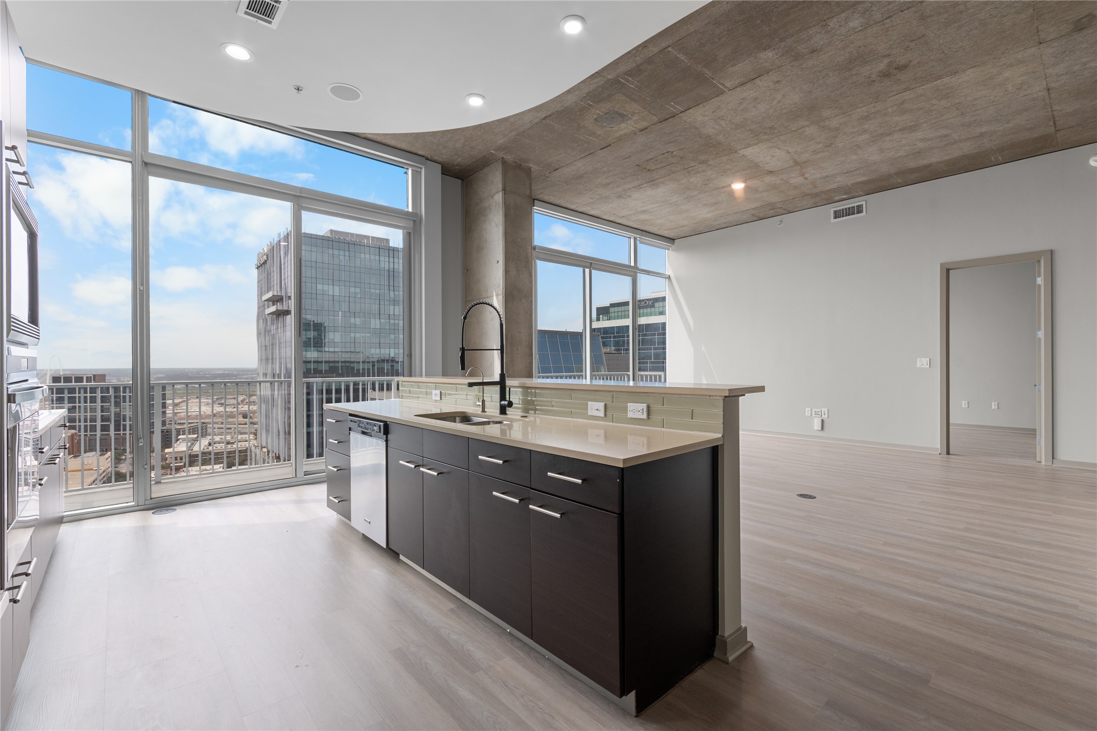 2728 Mckinnon Street Dallas TX 75201