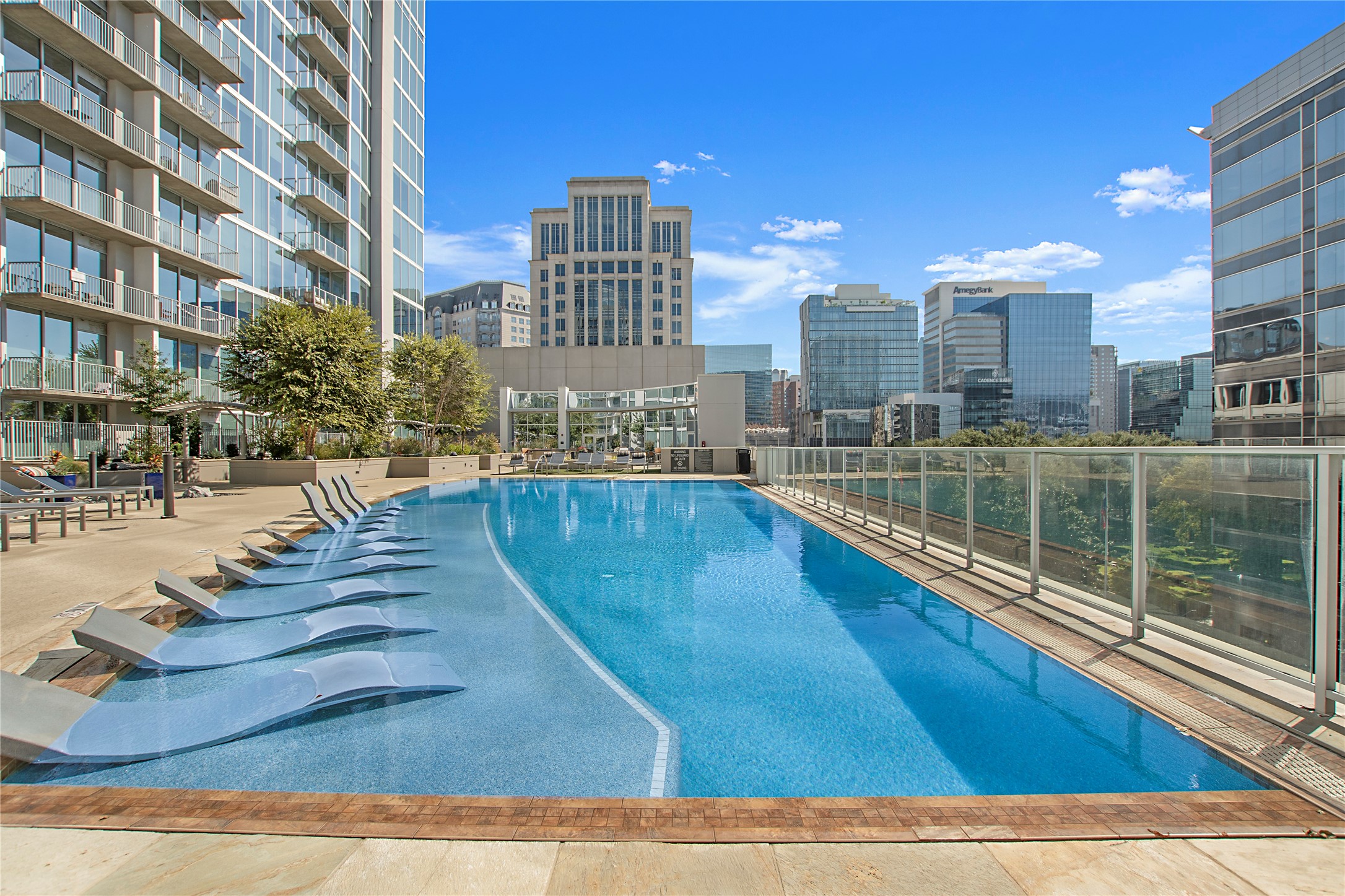 2728 Mckinnon Street Dallas TX 75201
