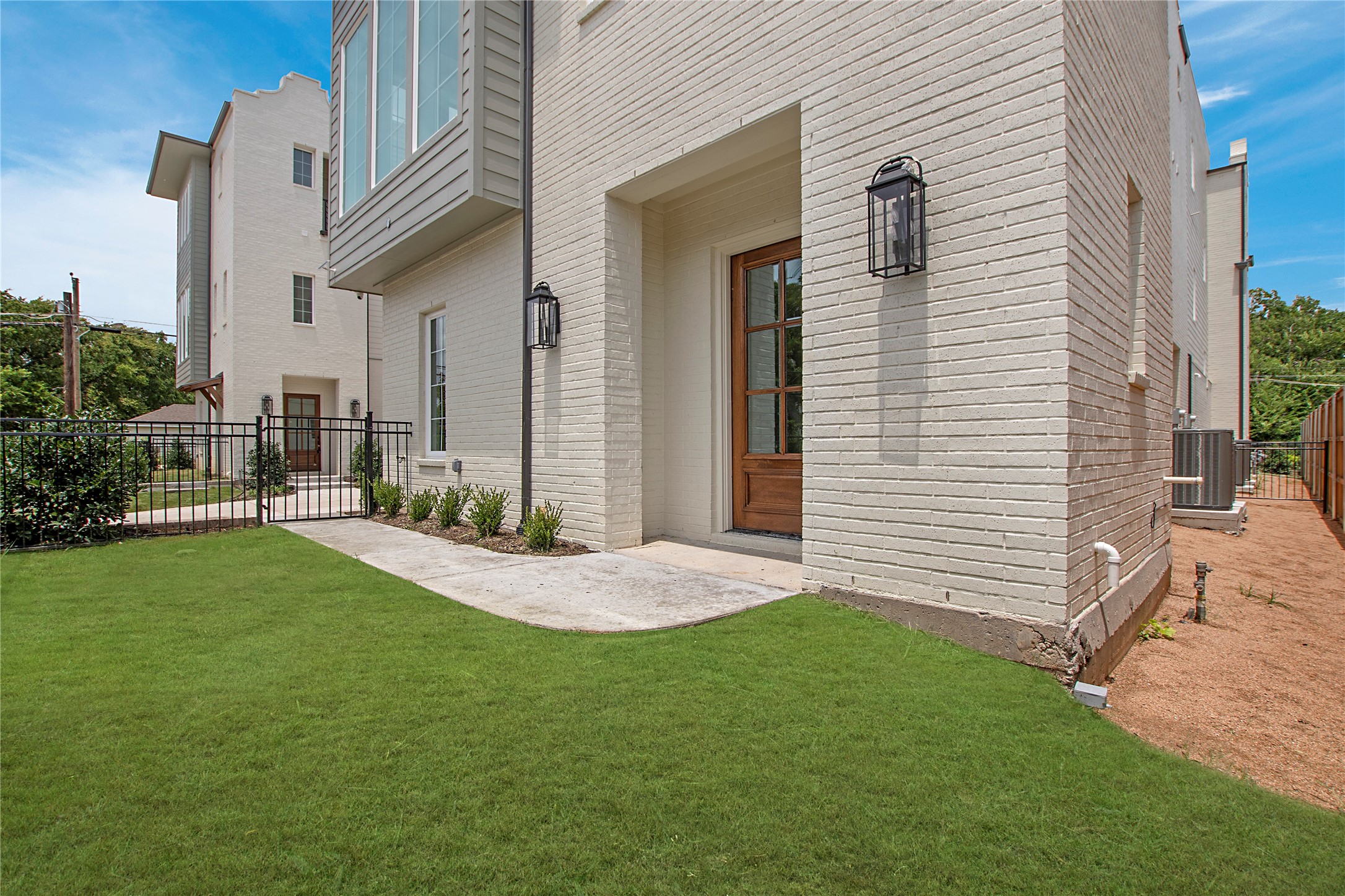 1031 Mobile Street Dallas TX 75208