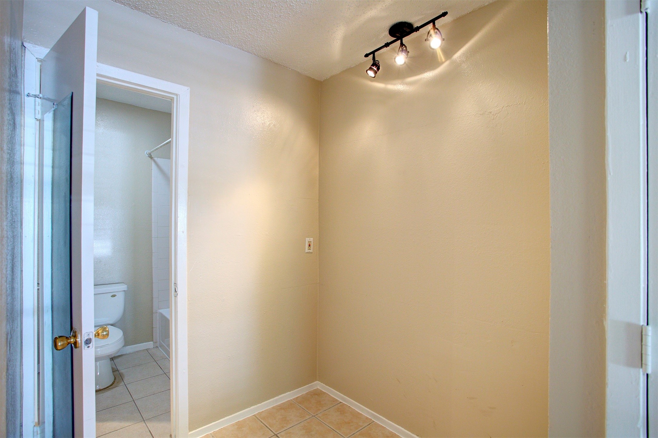 708 N Cooper Street Arlington TX 76011