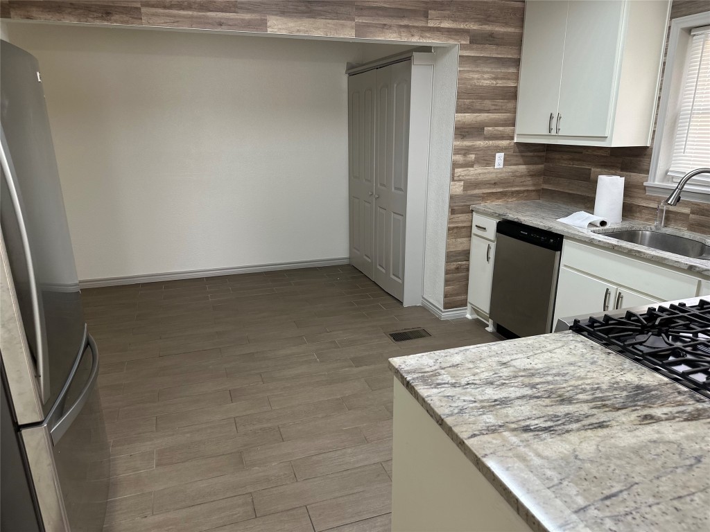 809 Cliffdale Avenue Dallas TX 75211