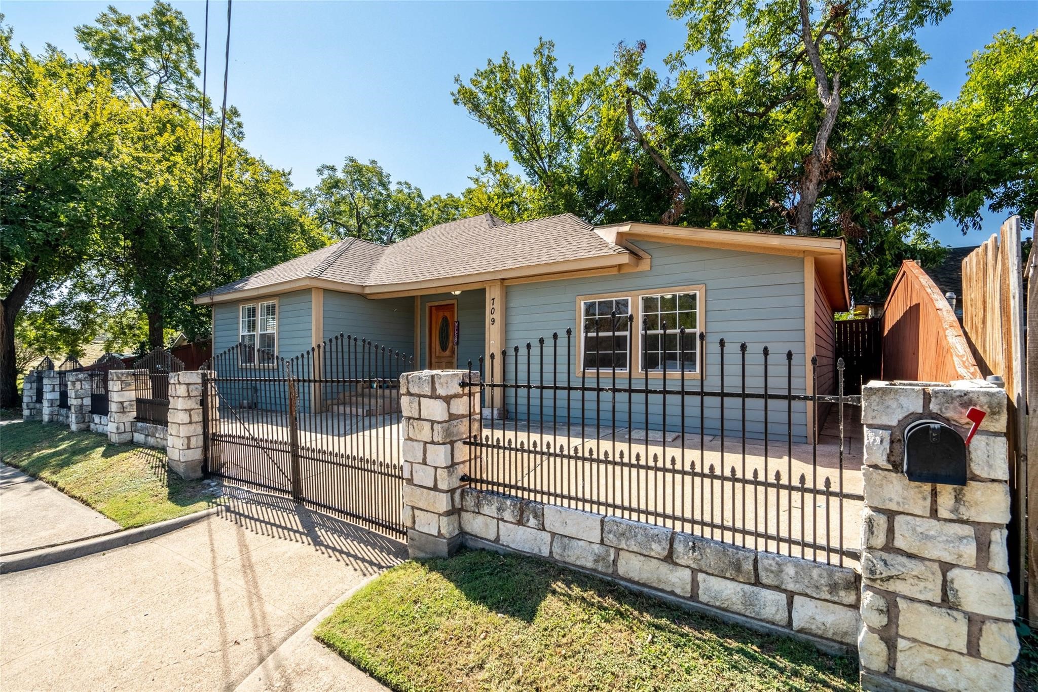 709 S Munger Boulevard Dallas TX 75223