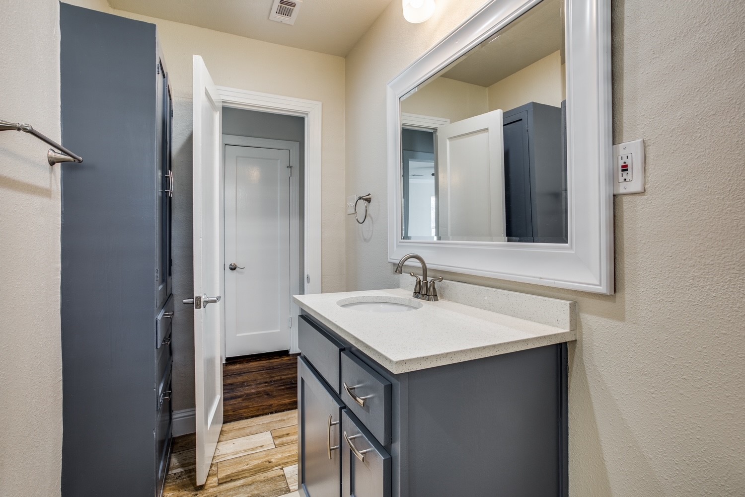 3147 Hedgerow Drive Dallas TX 75235