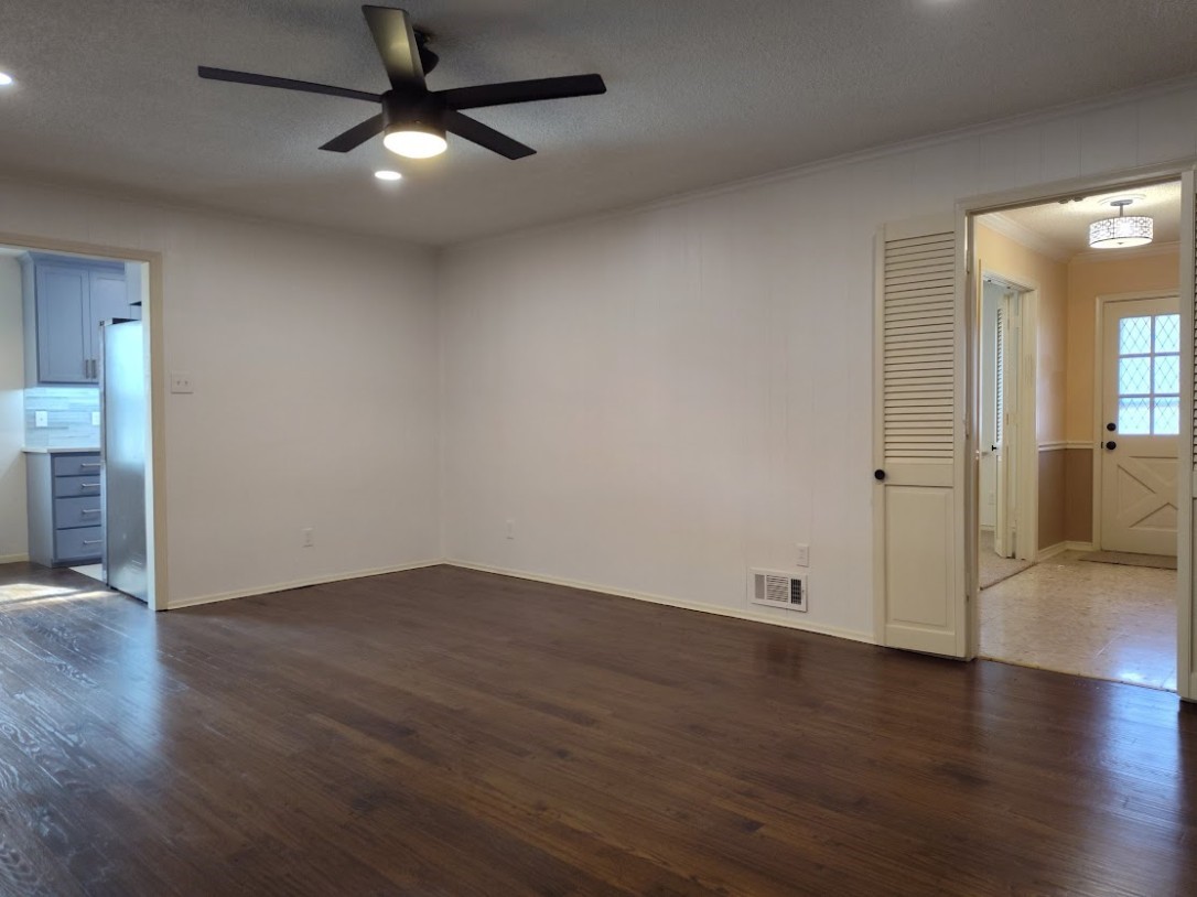 910 Worcester Lane Garland TX 75040