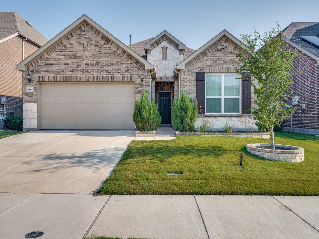 944 Crest Breeze Drive Fort Worth TX 76052