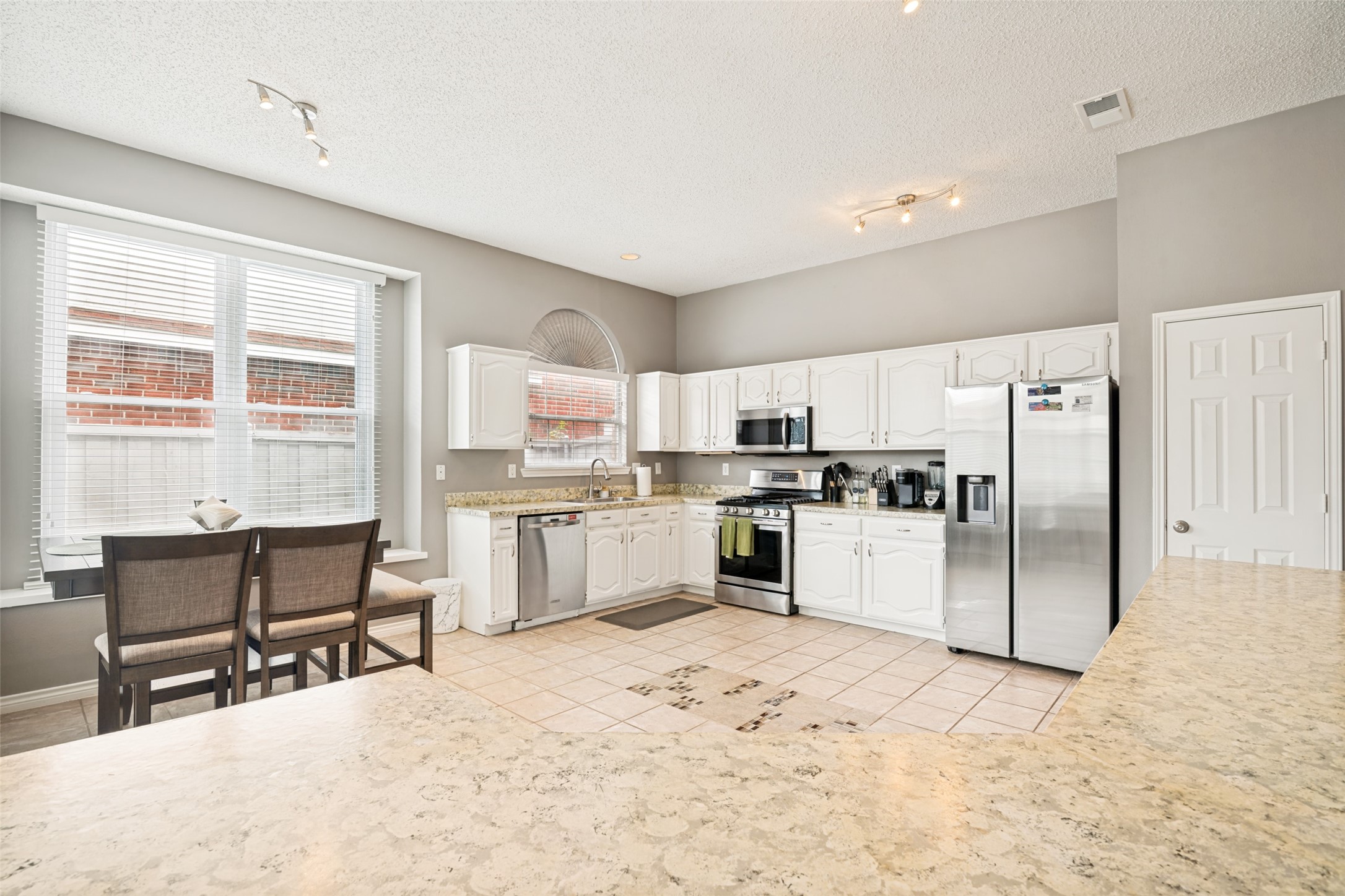 7013 Lo Chalmers Lane Garland TX 75043