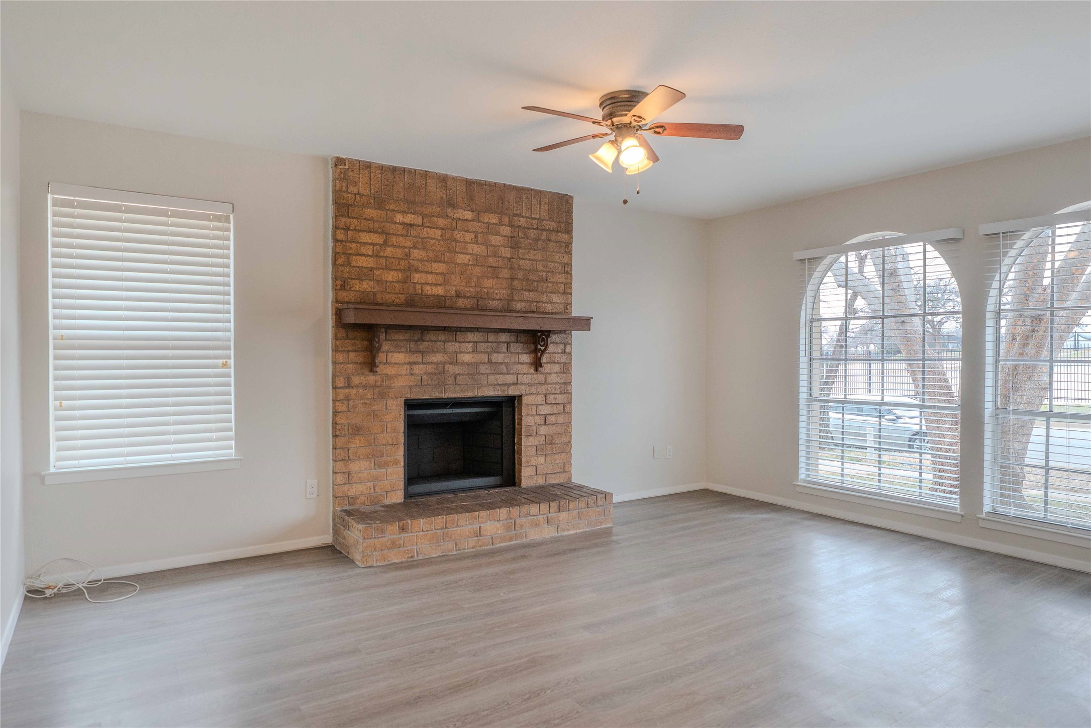 527 Crowley Road Arlington TX 76012