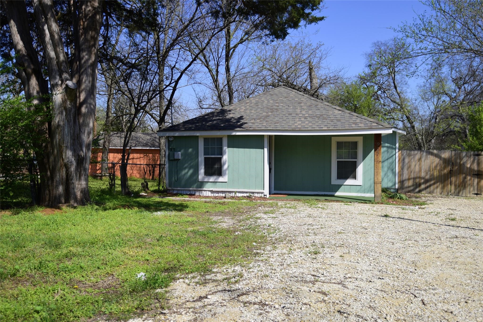 927 W Baker Street Denison TX 75020