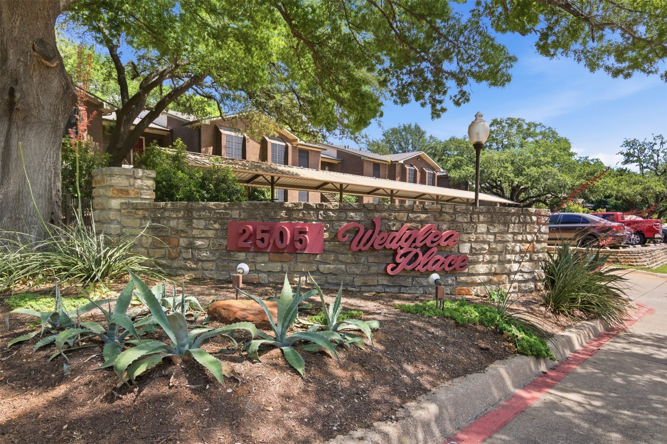 2505 Wedglea Drive Dallas TX 75211