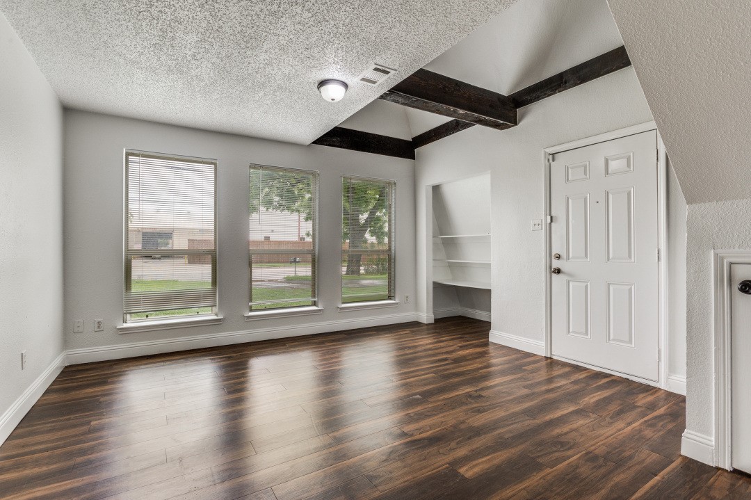 809 E Pioneer Drive Irving TX 75061