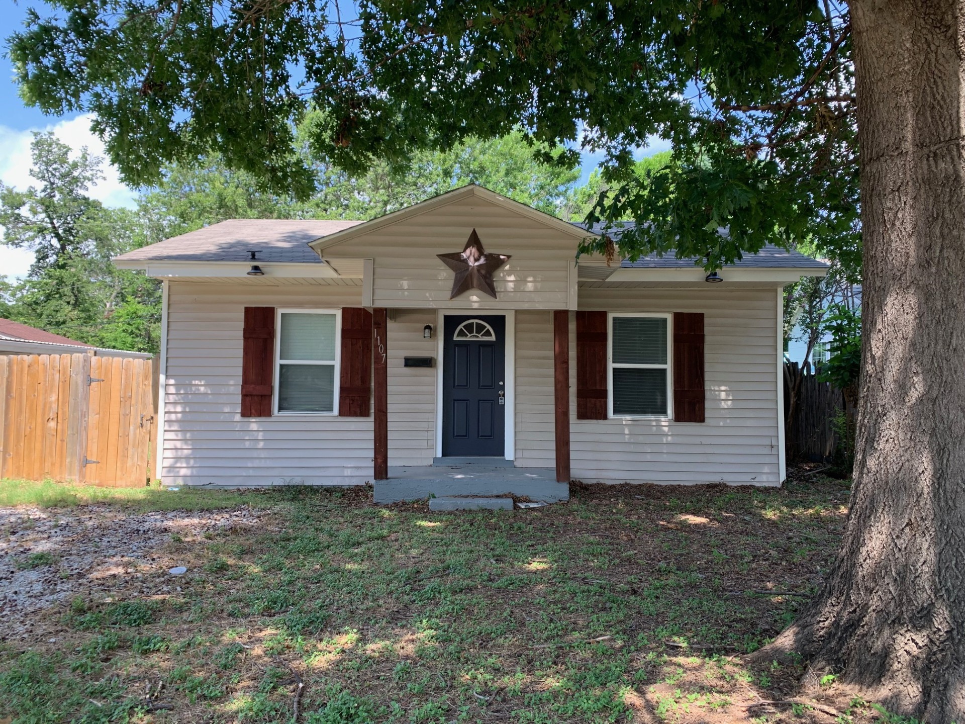 1107 Oxford Street River Oaks TX 76114