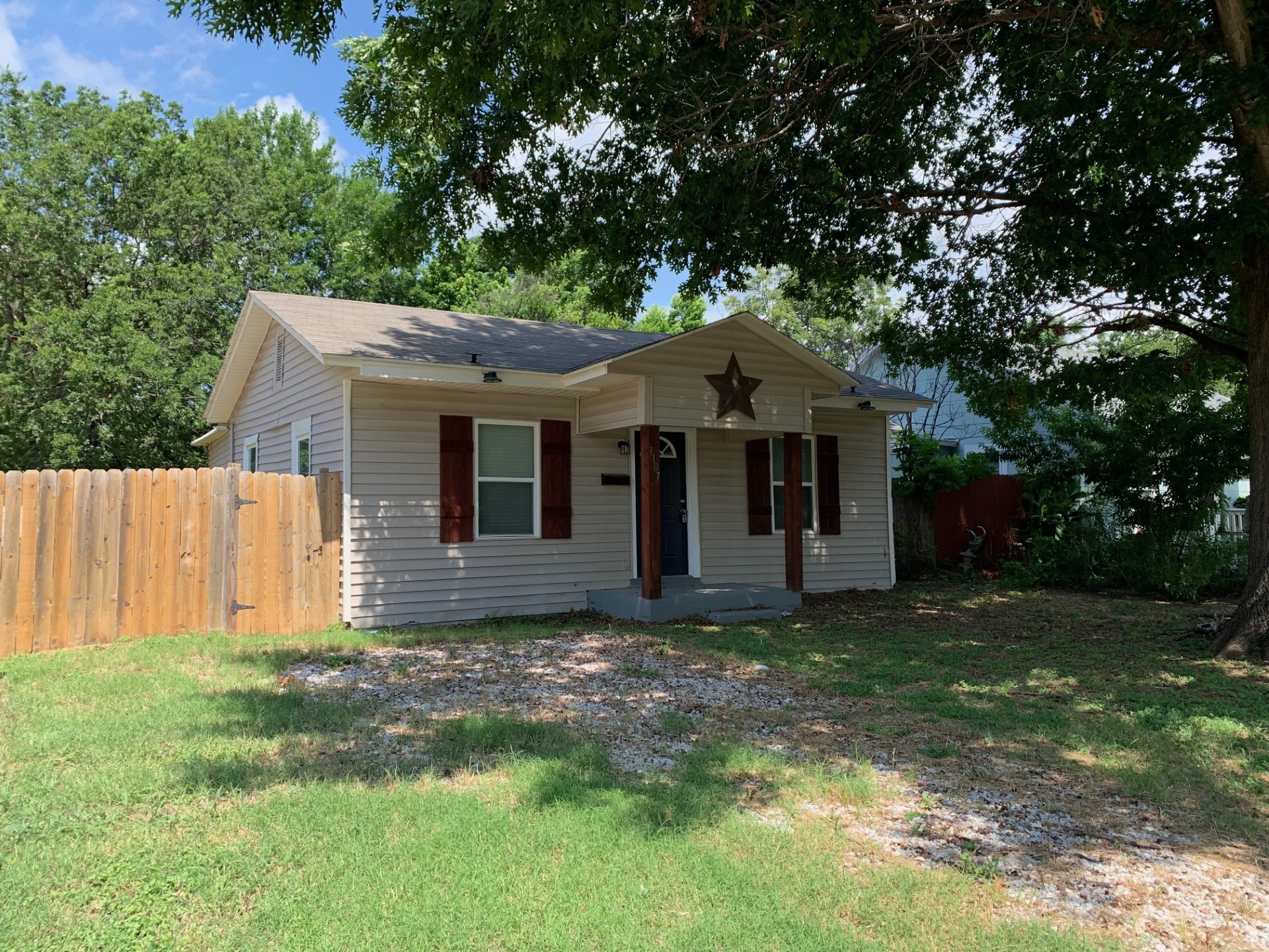 1107 Oxford Street River Oaks TX 76114
