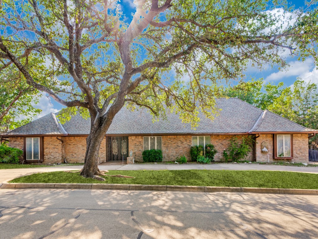 412 Oakmont Lane N Fort Worth TX 76112
