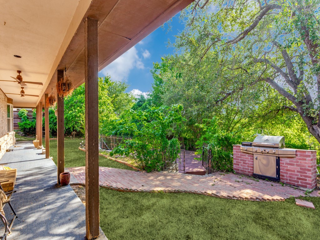 412 Oakmont Lane N Fort Worth TX 76112