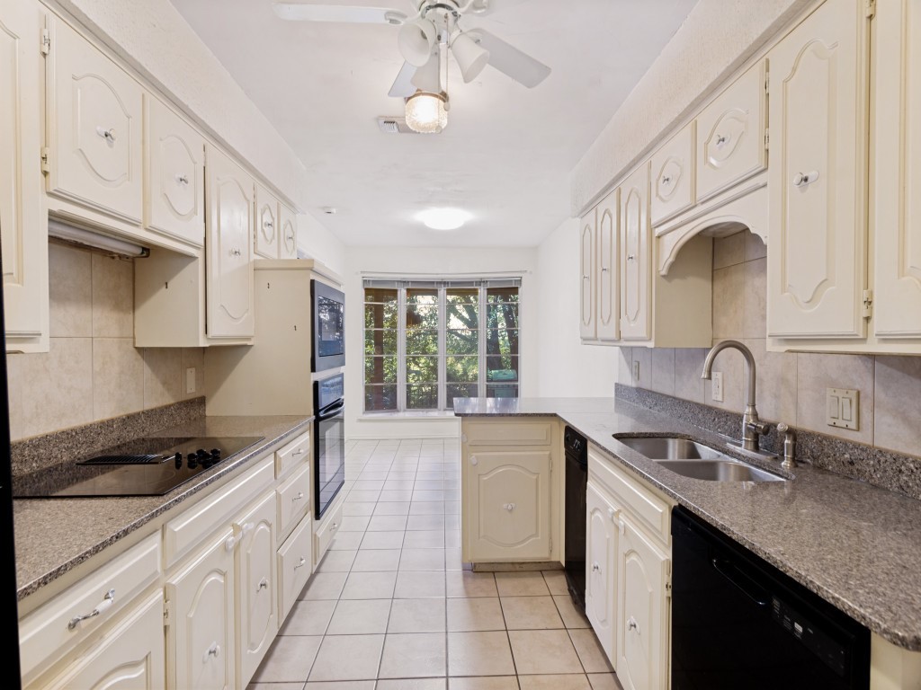 412 Oakmont Lane N Fort Worth TX 76112