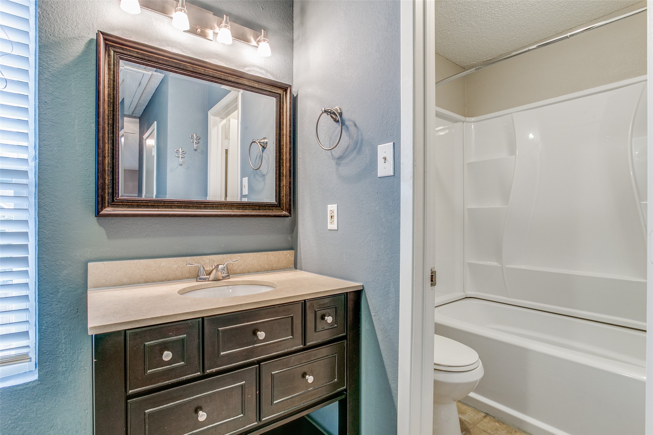 12 Abbey Road Euless TX 76039