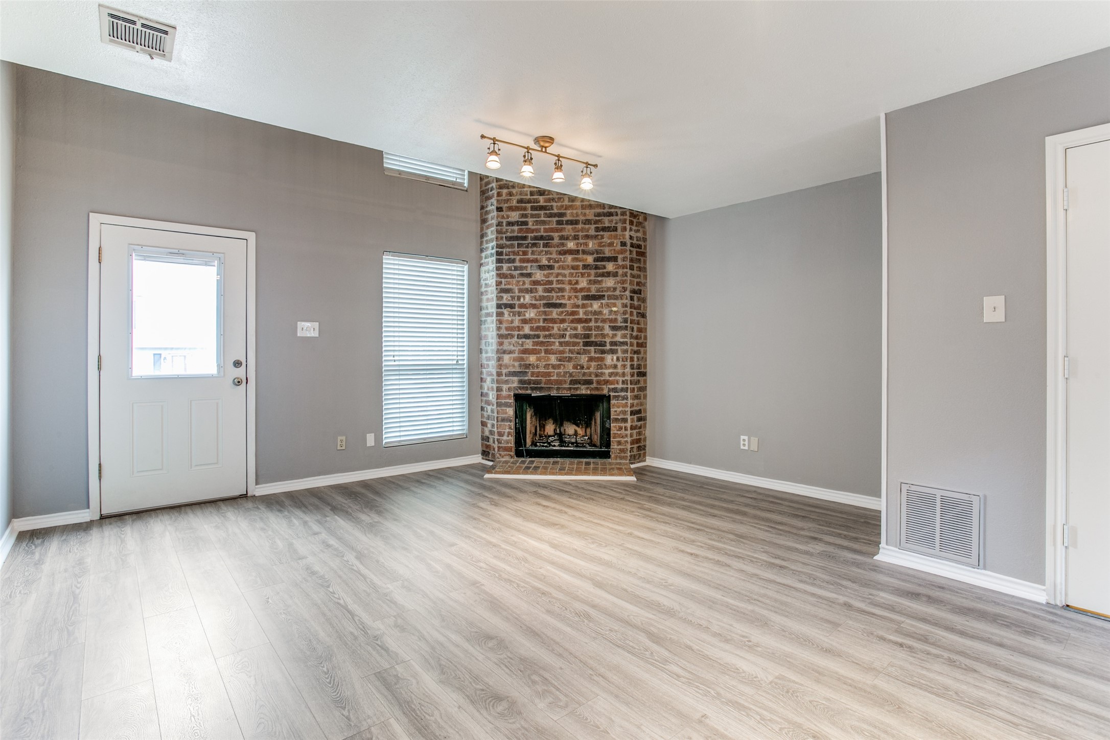 12 Abbey Road Euless TX 76039