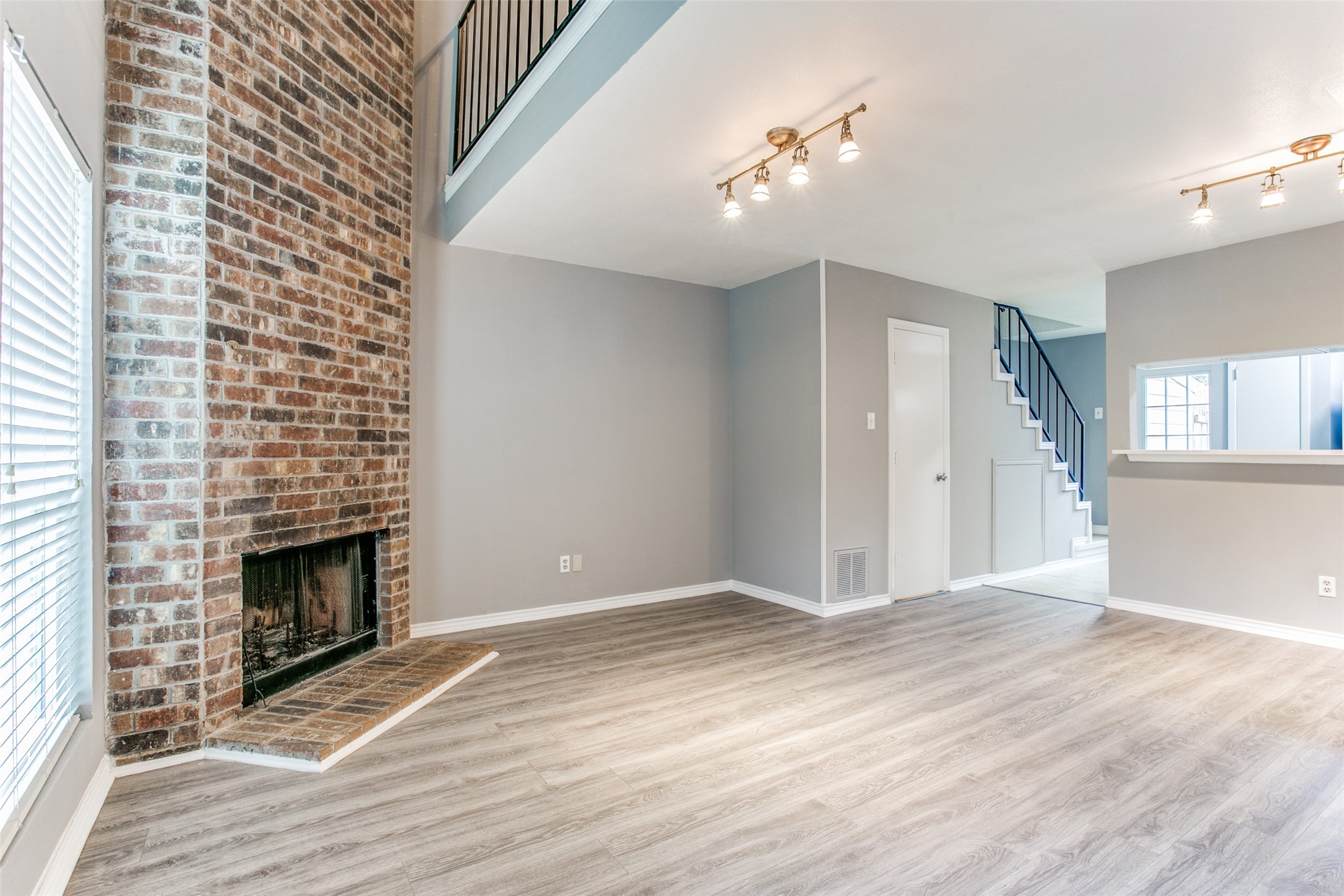 12 Abbey Road Euless TX 76039
