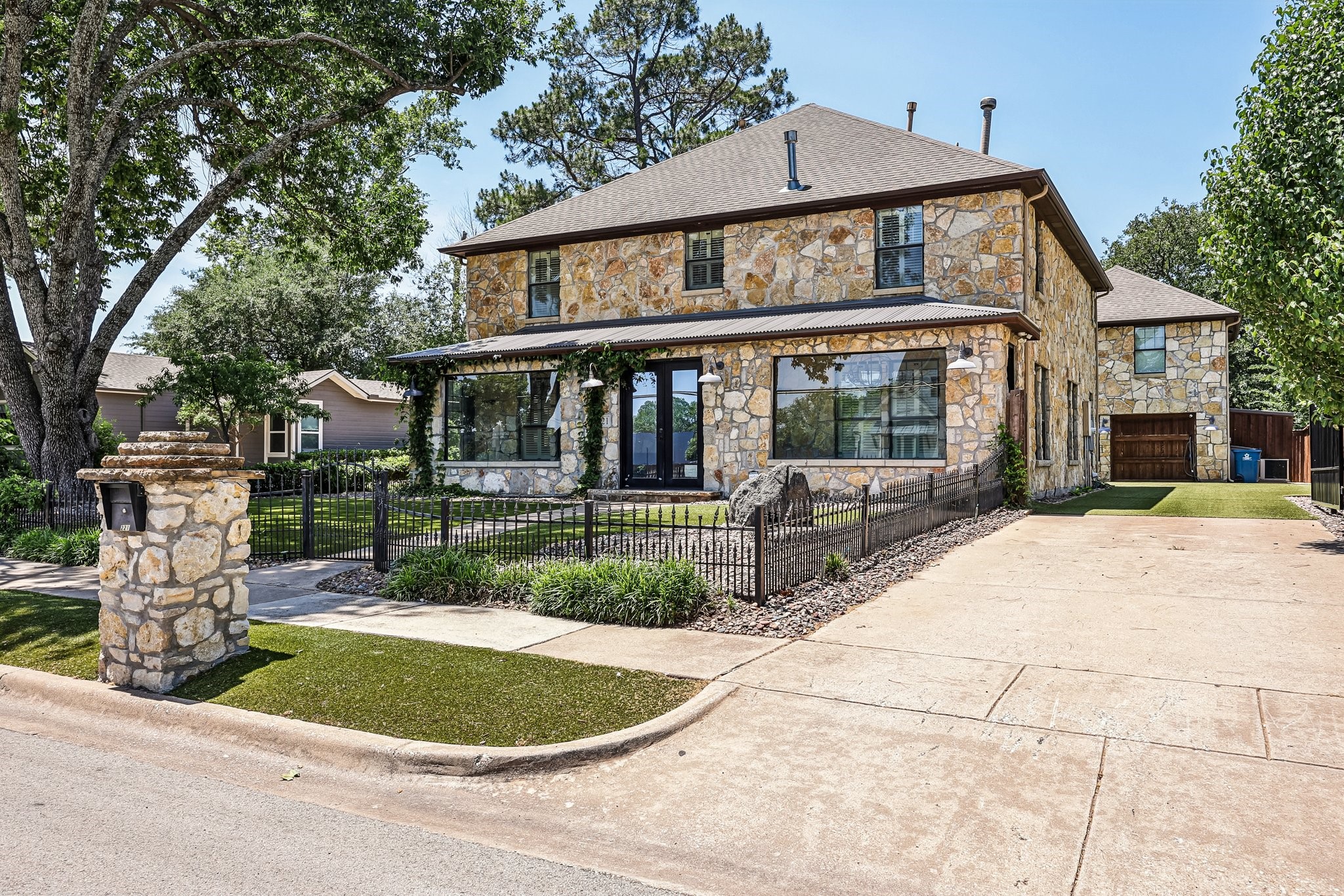 221 N Lucas Drive Grapevine TX 76051