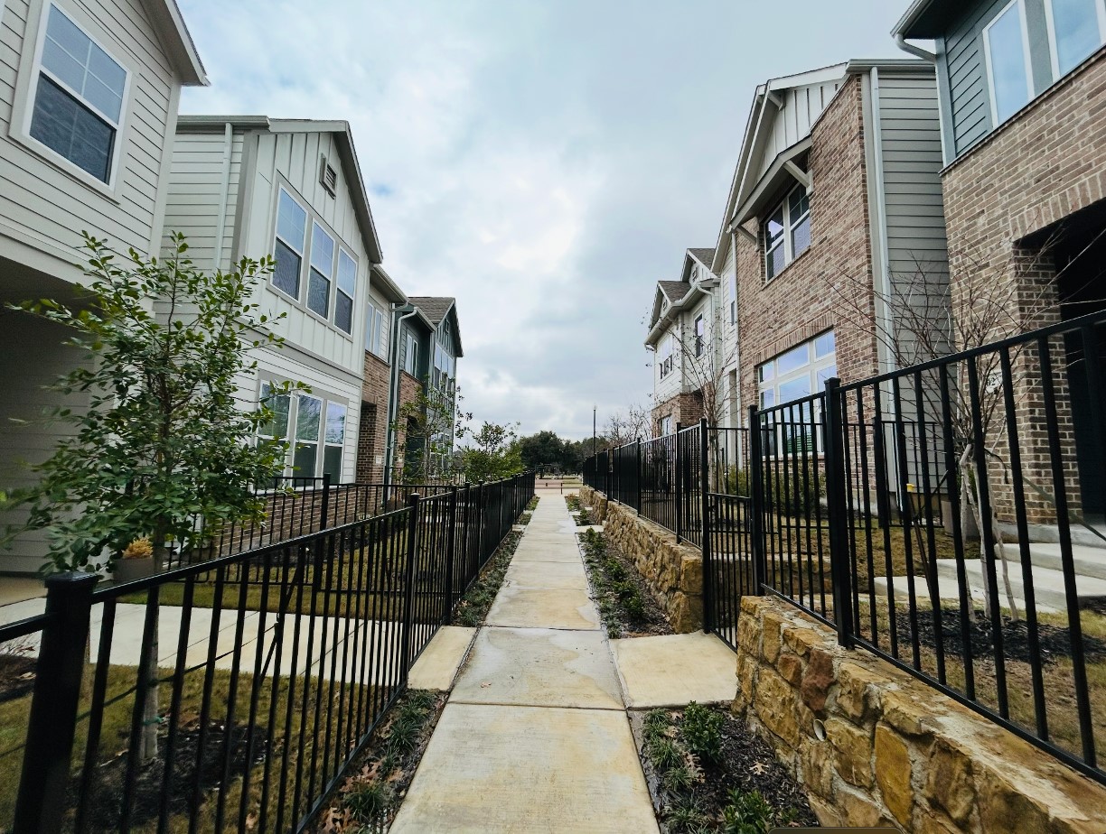 530 Mission Trail Arlington TX 76010