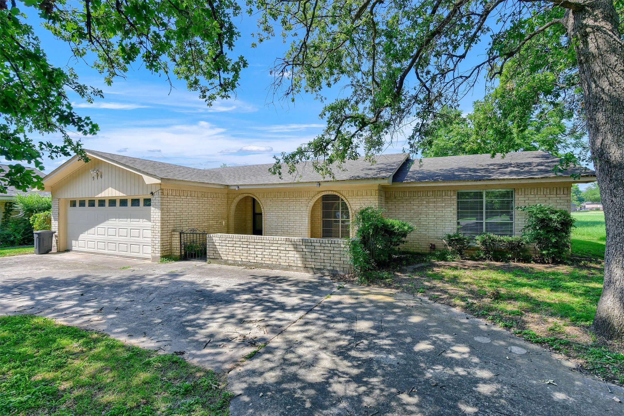 910 Kiowa Drive W Lake Kiowa TX 76240