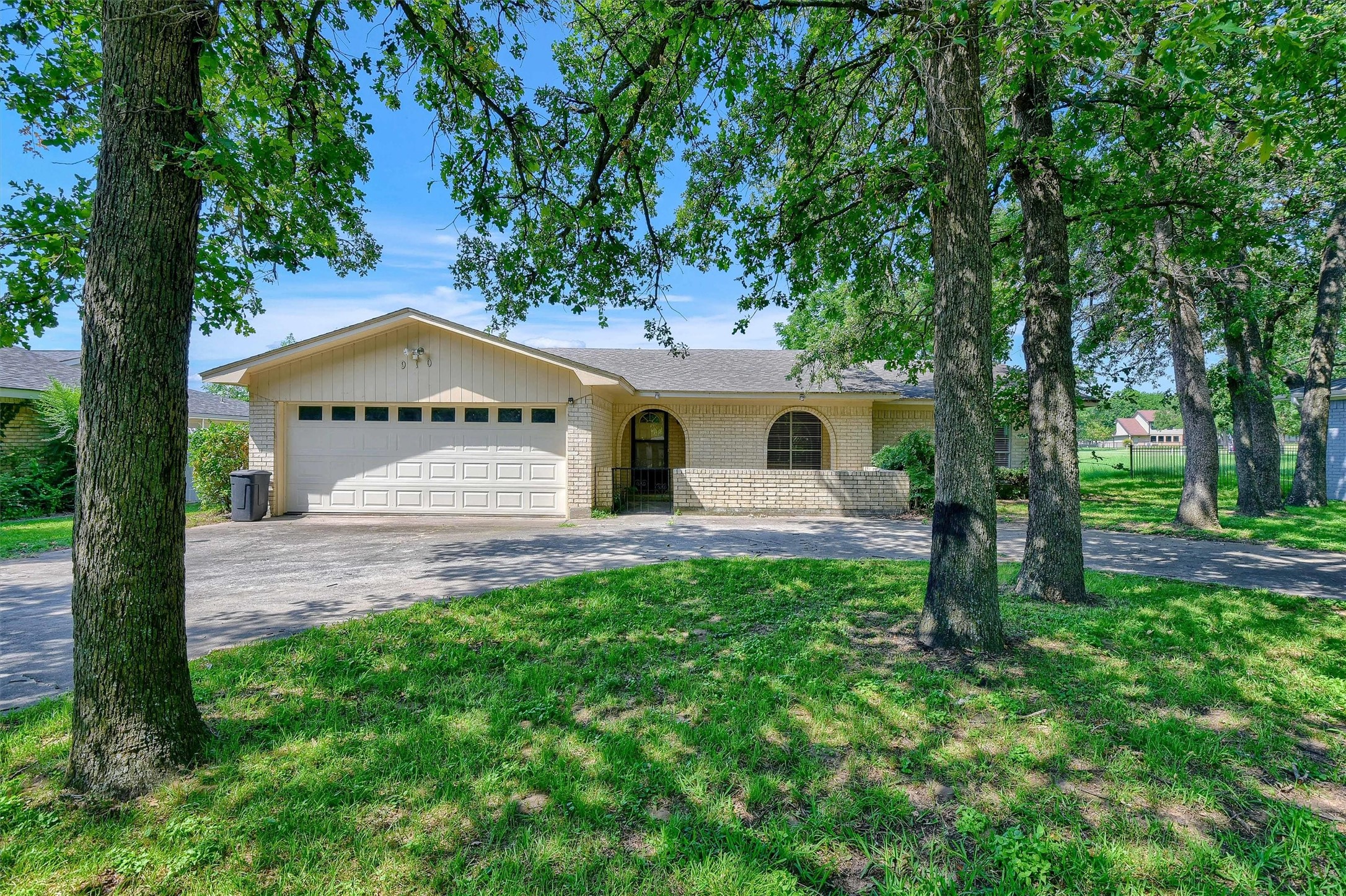 910 Kiowa Drive W Lake Kiowa TX 76240
