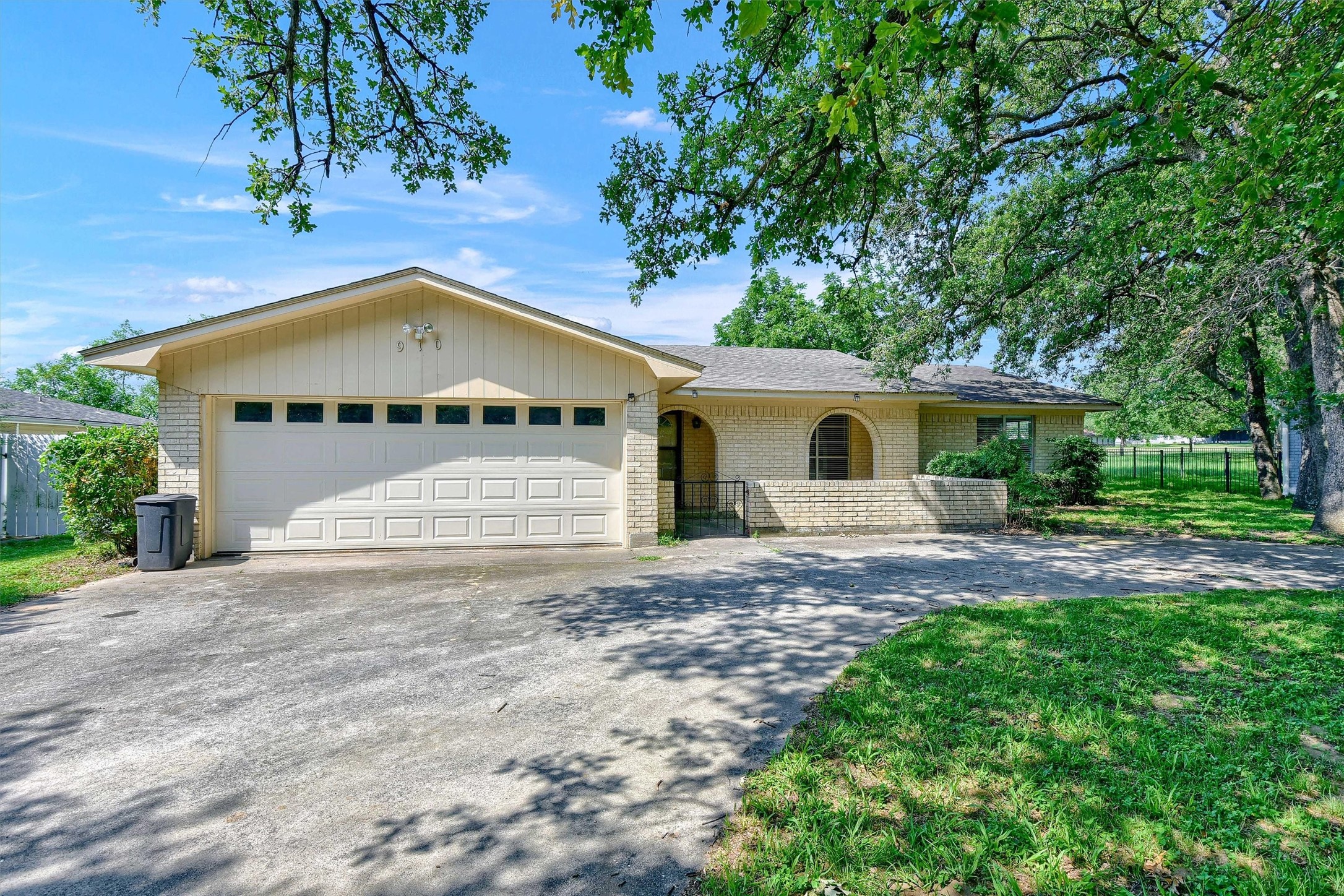 910 Kiowa Drive W Lake Kiowa TX 76240