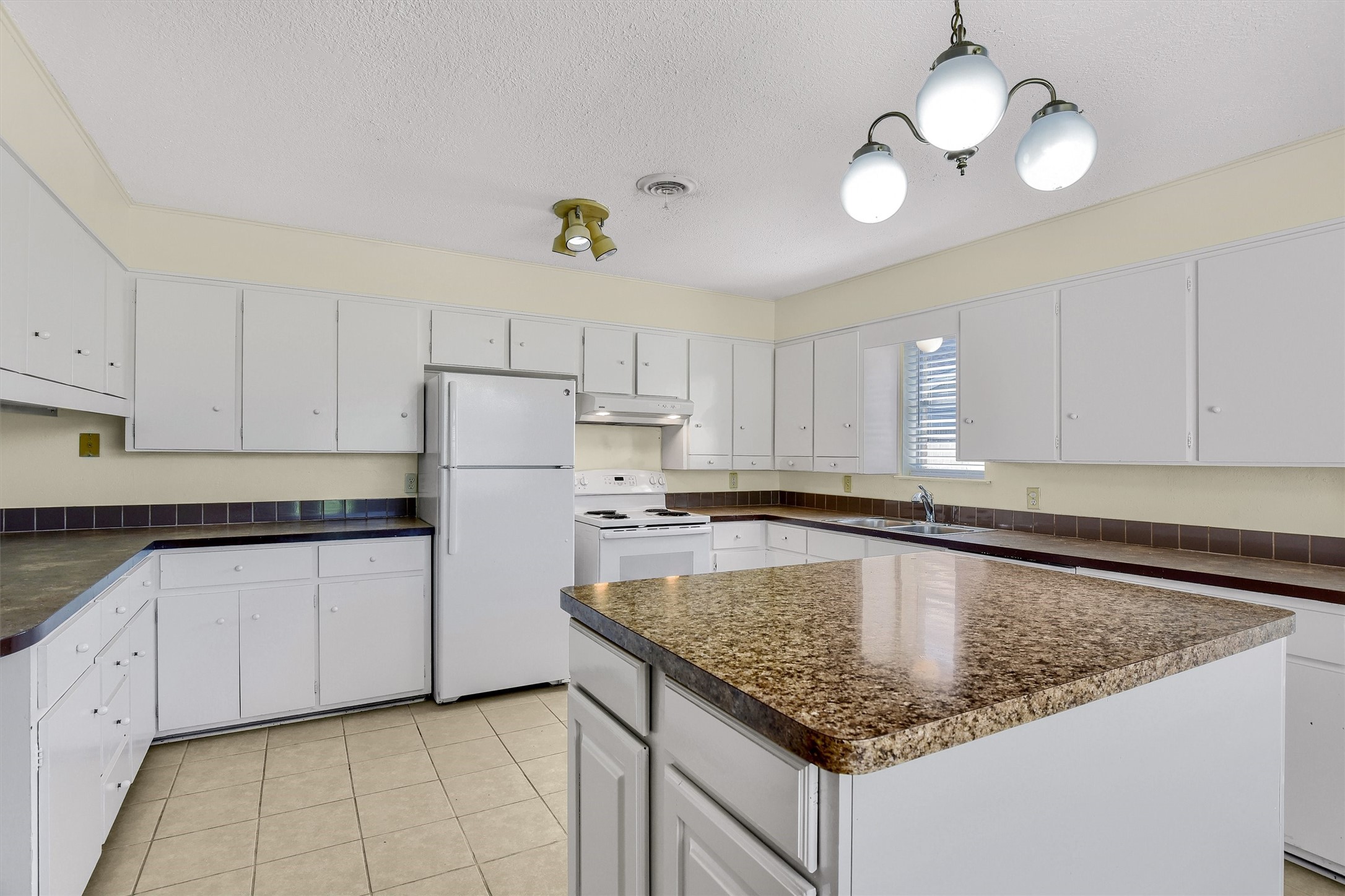 910 Kiowa Drive W Lake Kiowa TX 76240
