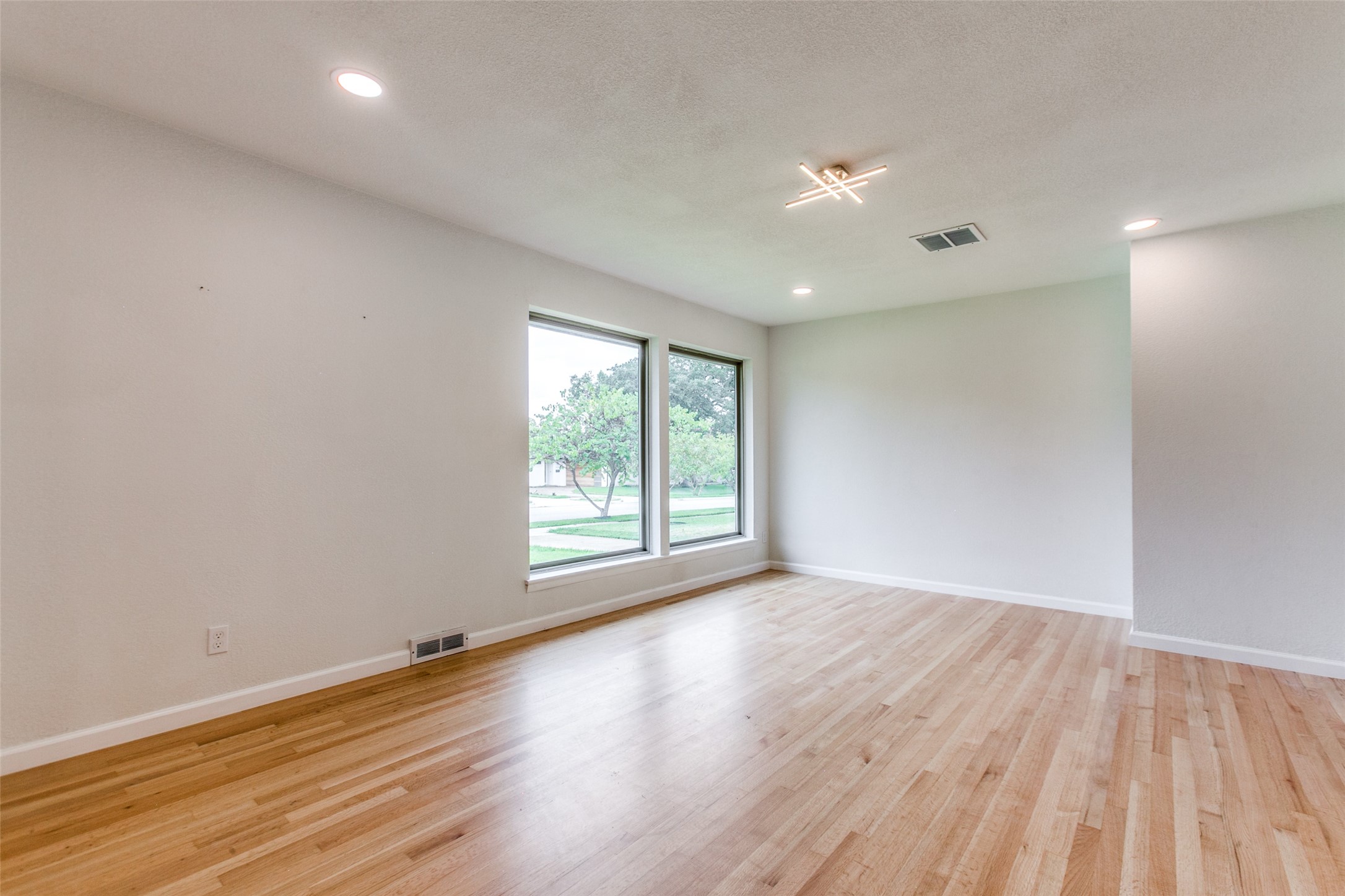 3517 Woodleigh Drive Dallas TX 75229