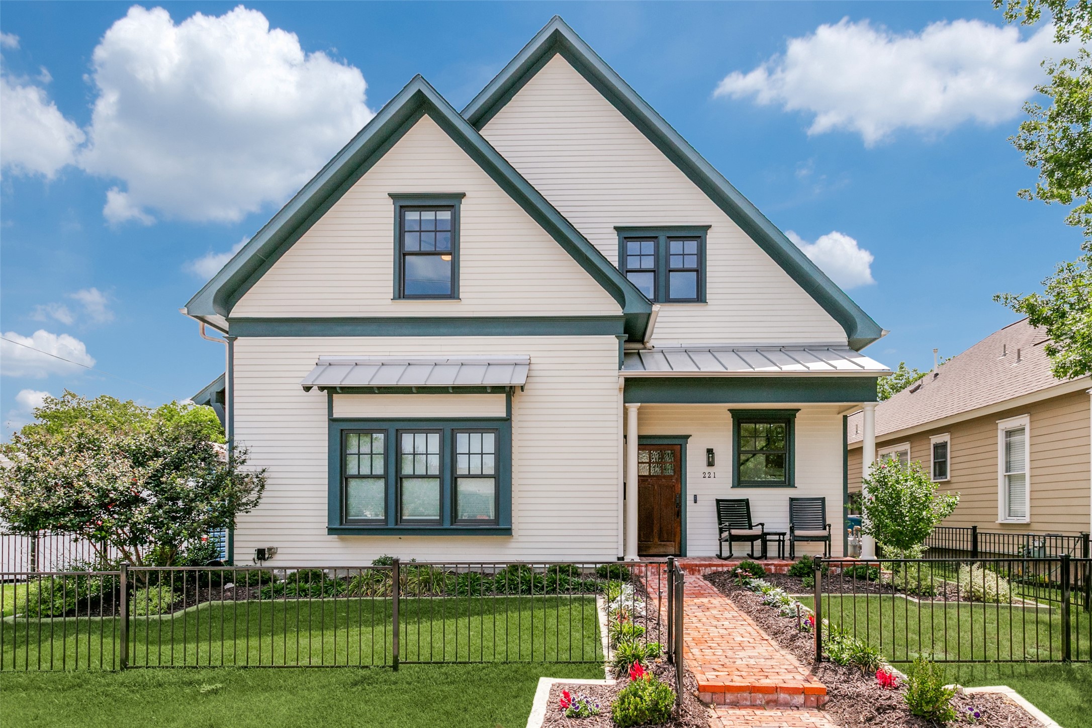 221 Austin Street Grapevine TX 76051