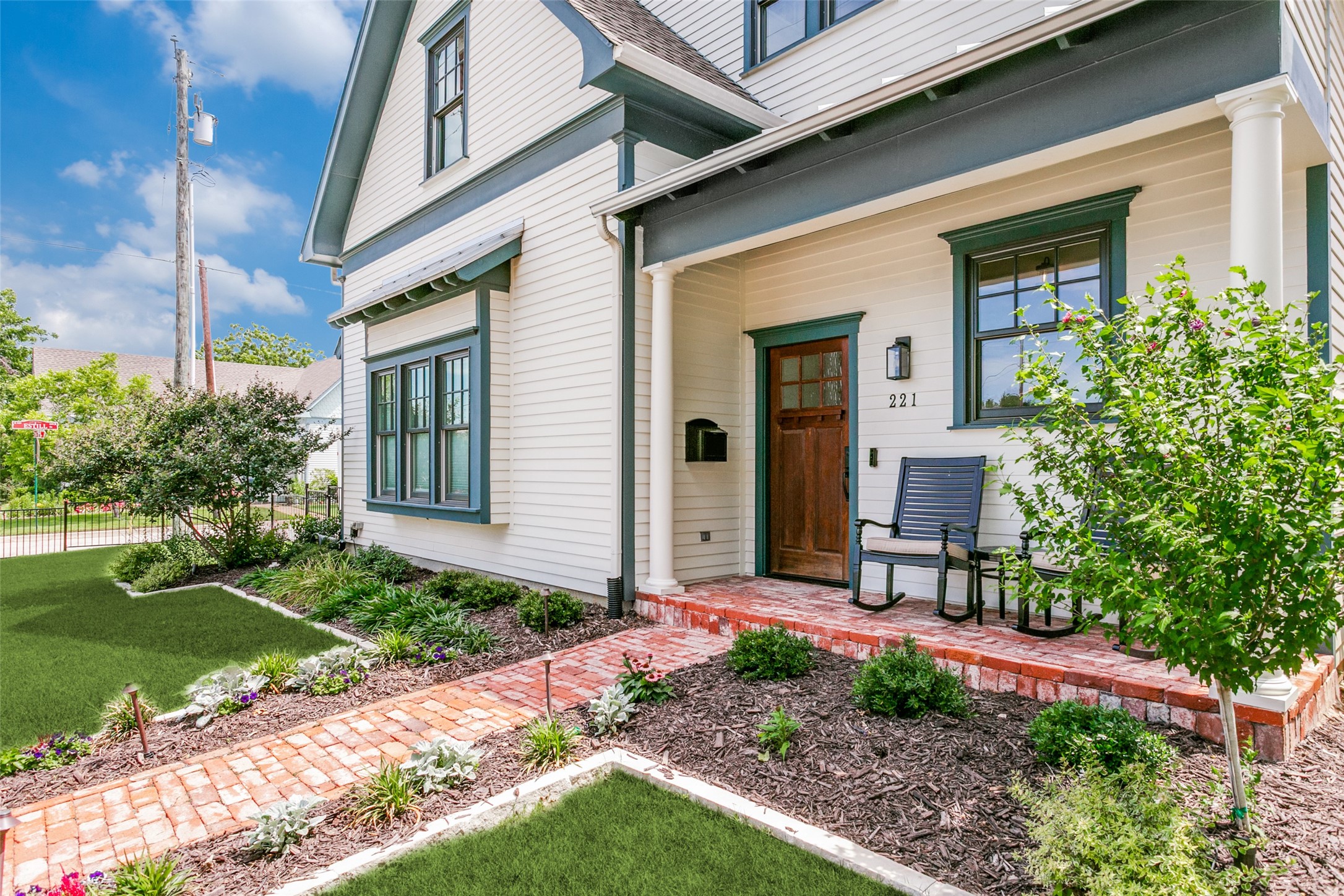 221 Austin Street Grapevine TX 76051
