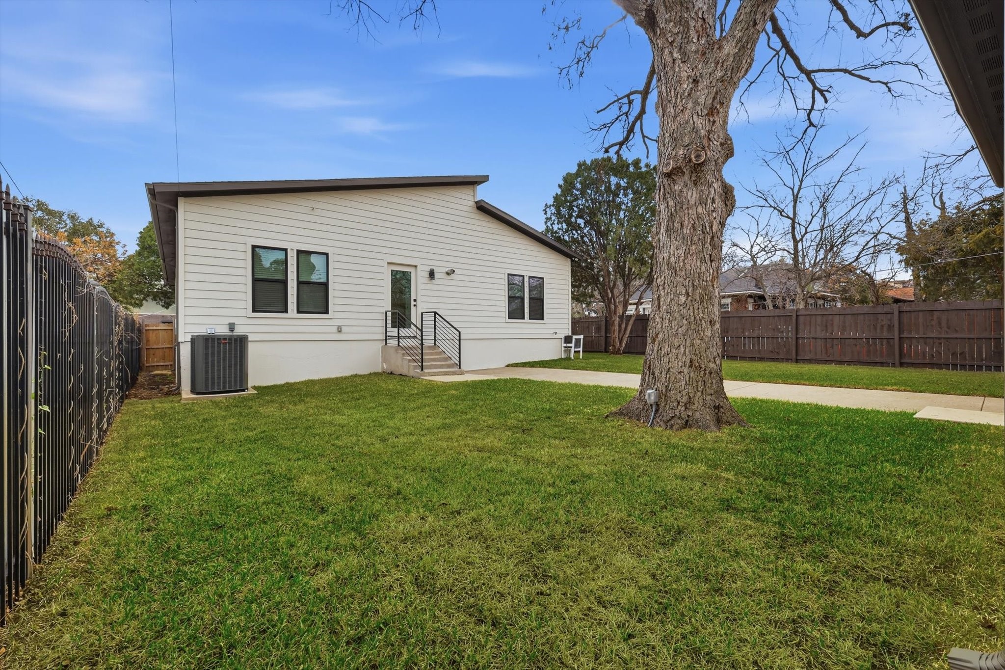 901 Elsbeth Street Dallas TX 75208