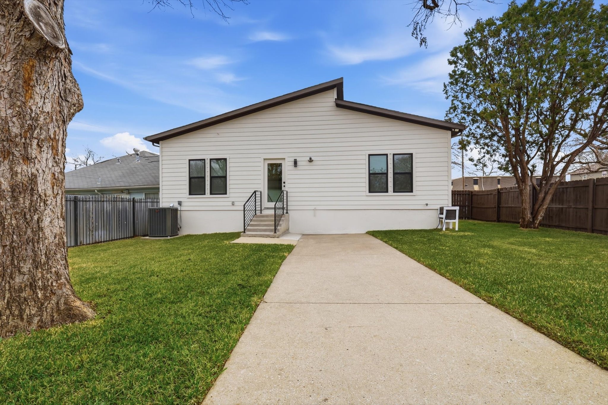 901 Elsbeth Street Dallas TX 75208