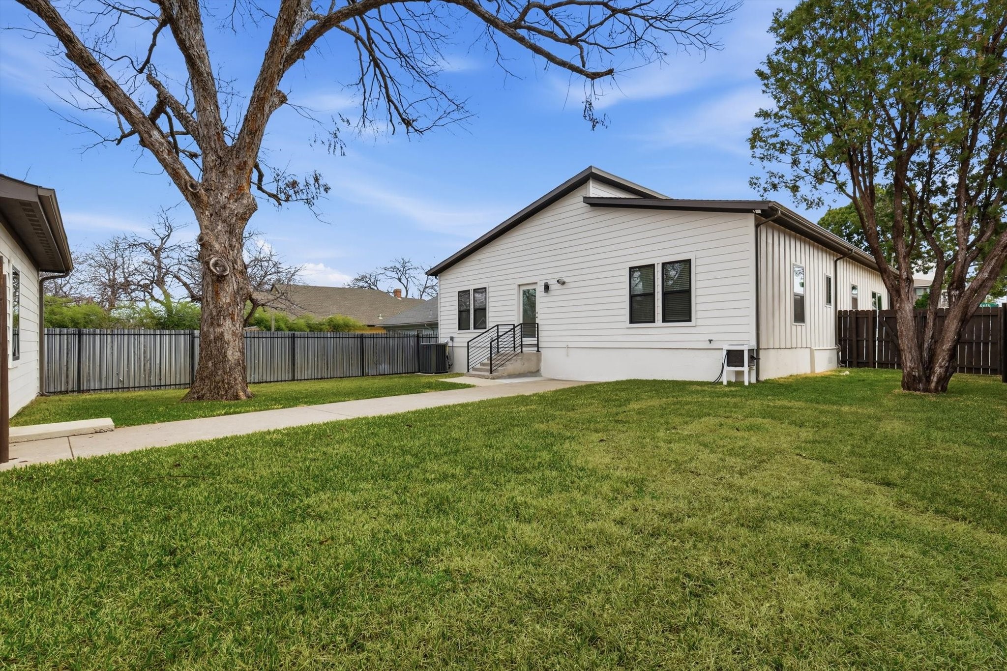 901 Elsbeth Street Dallas TX 75208
