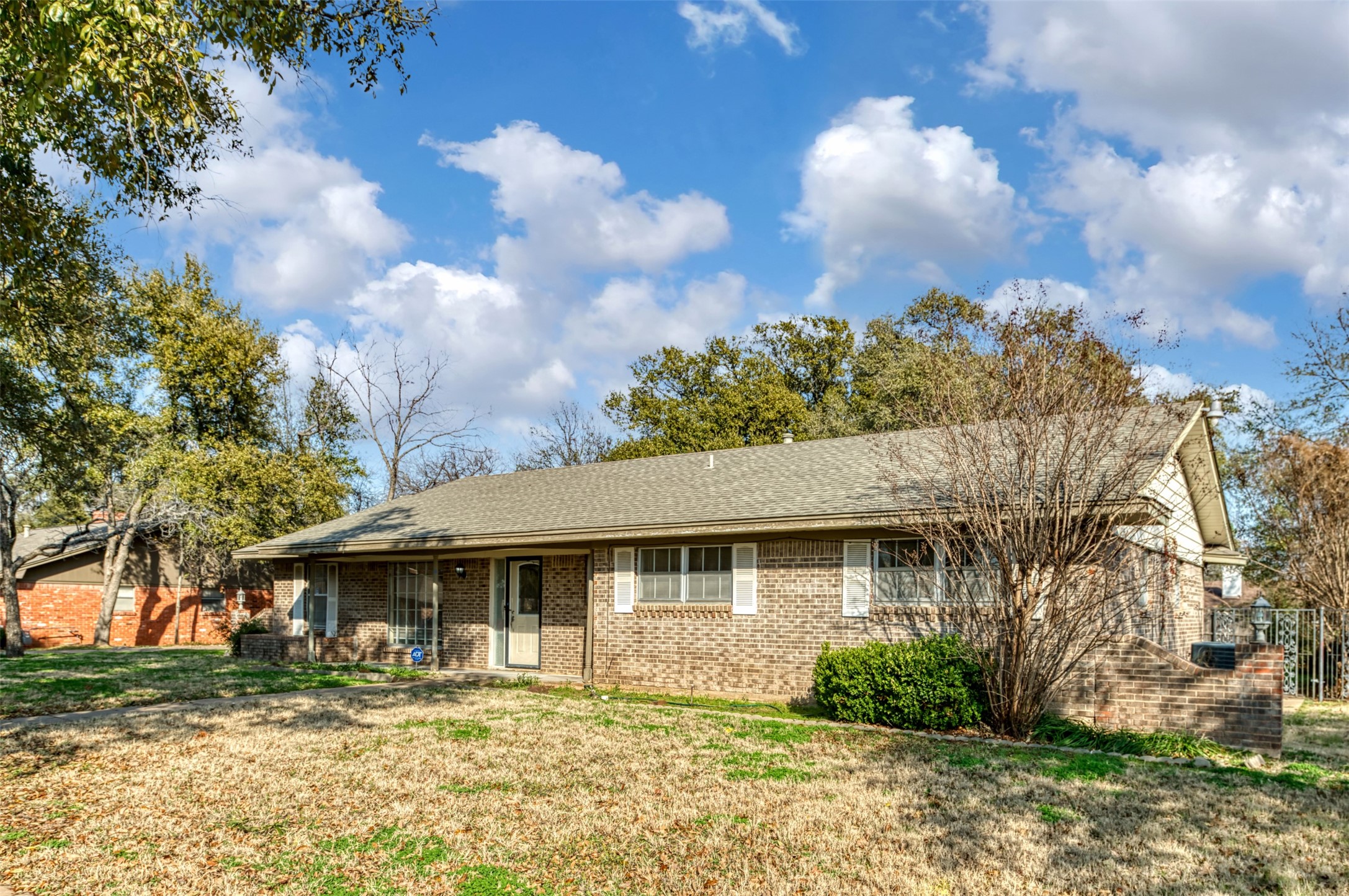 1605 Arrowhead Pantego TX 76013