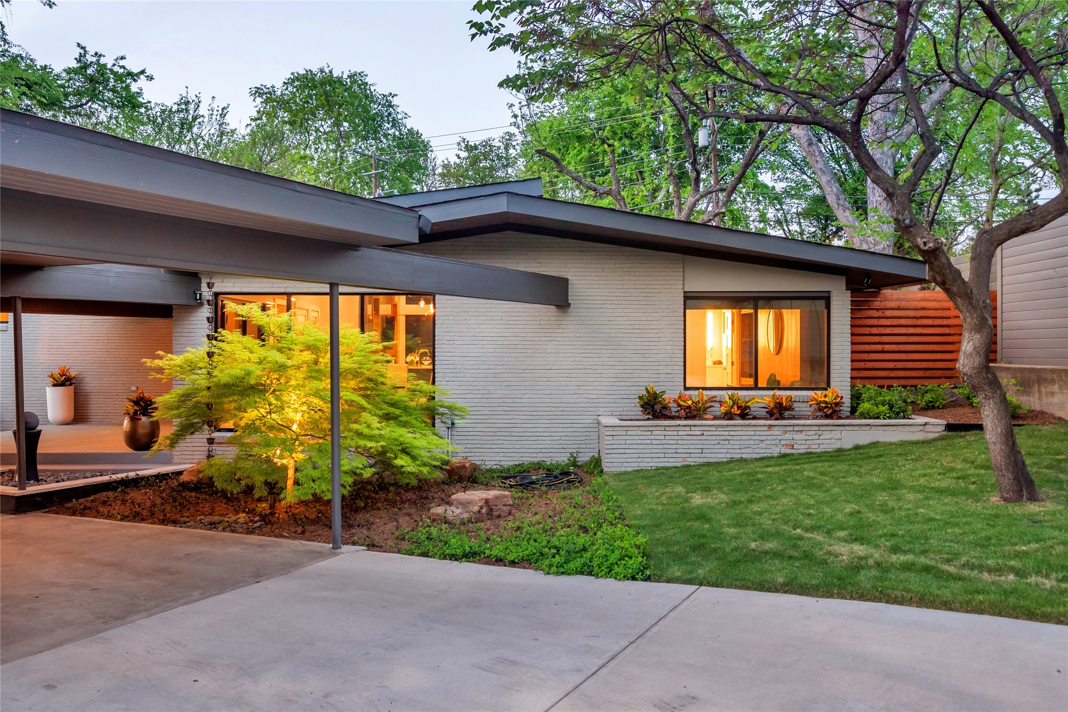 10043 Woodgrove Drive Dallas TX 75218